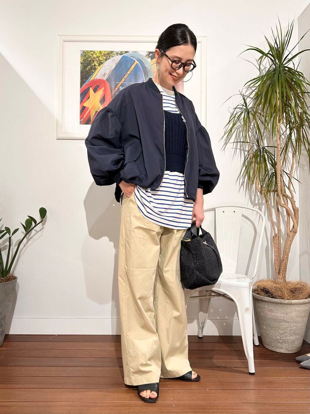 「シンプル、大人カジュアル、ママコーデ、アラフォーコーデ、楽ちん、30代コーデ、高身長、アラフォー、イエベ、骨格ナチュラル、ママの体型カバー_骨盤、ママの体型カバー、即戦力シャツコーデ、イエベ×骨格ナチュラル、春のジャケットコーデ」|「URBAN RESEARCH Sonny Labelの『UR TECH』ボリュームスリーブブルゾン(ブルゾン、ブルー系)」を使った、横内さん(レディース・164cm)の春コーディネートの2枚目の写真