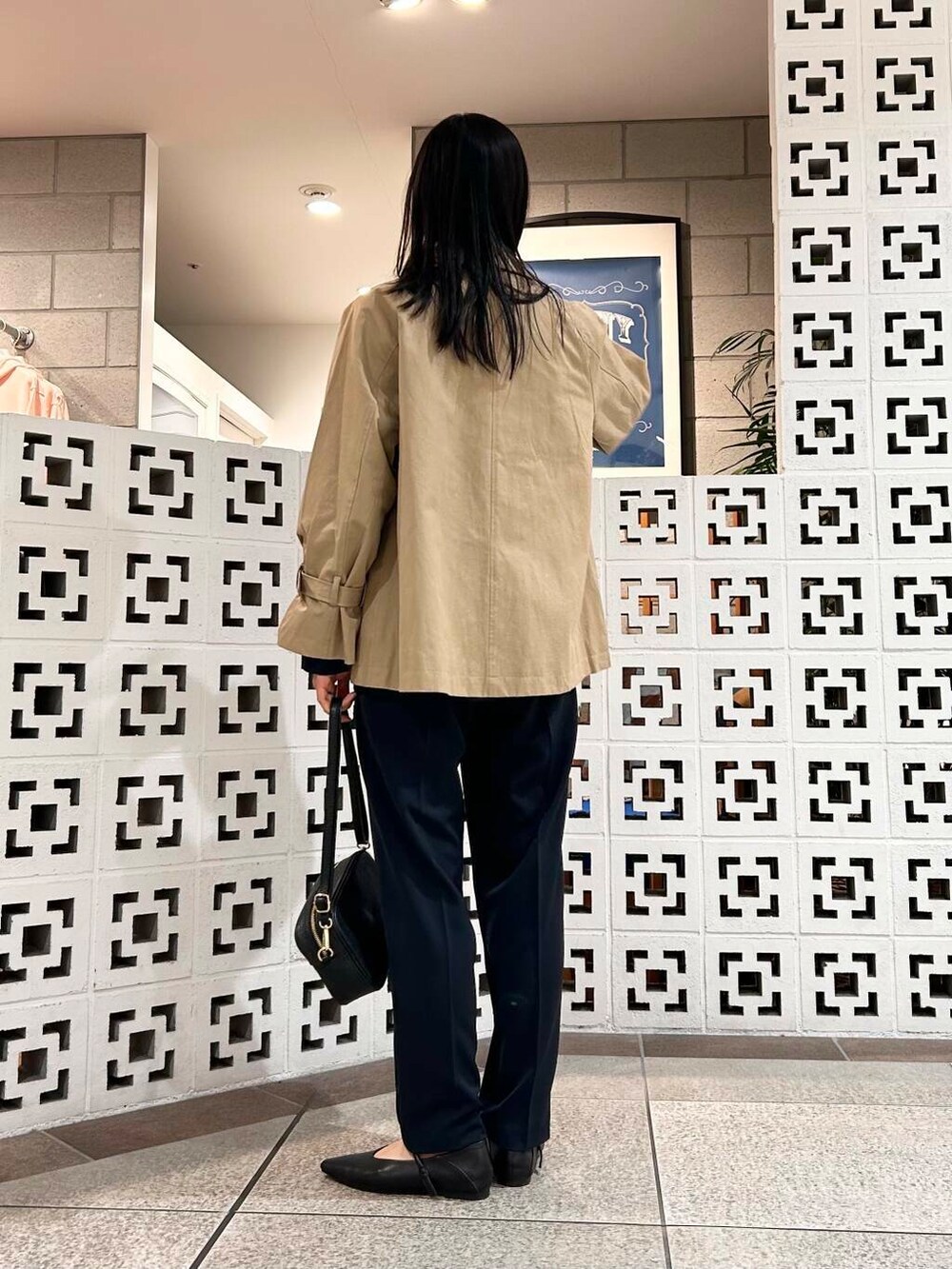 「シンプル、大人カジュアル、ママコーデ、セレモニースタイル、アラフォーコーデ、楽ちん、30代コーデ、高身長、アラフォー、イエベ、骨格ナチュラル、ママの体型カバー_骨盤、ママの体型カバー、ナチュラル×イエベ春、春アウターコーデ」|「URBAN RESEARCH DOORSのペプラムトップスセットアップ(セットアップ、ブルー系)」を使った、横内さん(レディース・164cm)の春コーディネートの3枚目の写真