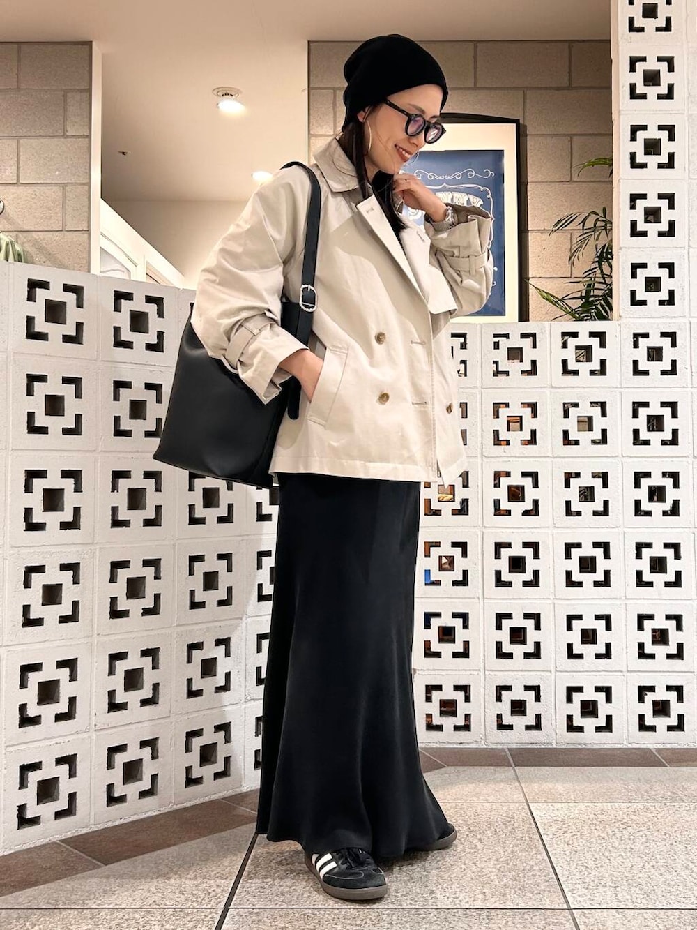 「シンプル、大人カジュアル、ママコーデ、アラフォーコーデ、楽ちん、30代コーデ、高身長、アラフォー、イエベ、骨格ナチュラル、ママの体型カバー_骨盤、ママの体型カバー、イエベ×骨格ナチュラル、春のジャケットコーデ」｜「URBAN RESEARCH Sonny Labelのワンハンドルバケツショルダーバッグ（ショルダーバッグ、ブラック系）」を使った、横内さん（レディース・164cm）の春コーディネートの6枚目の写真