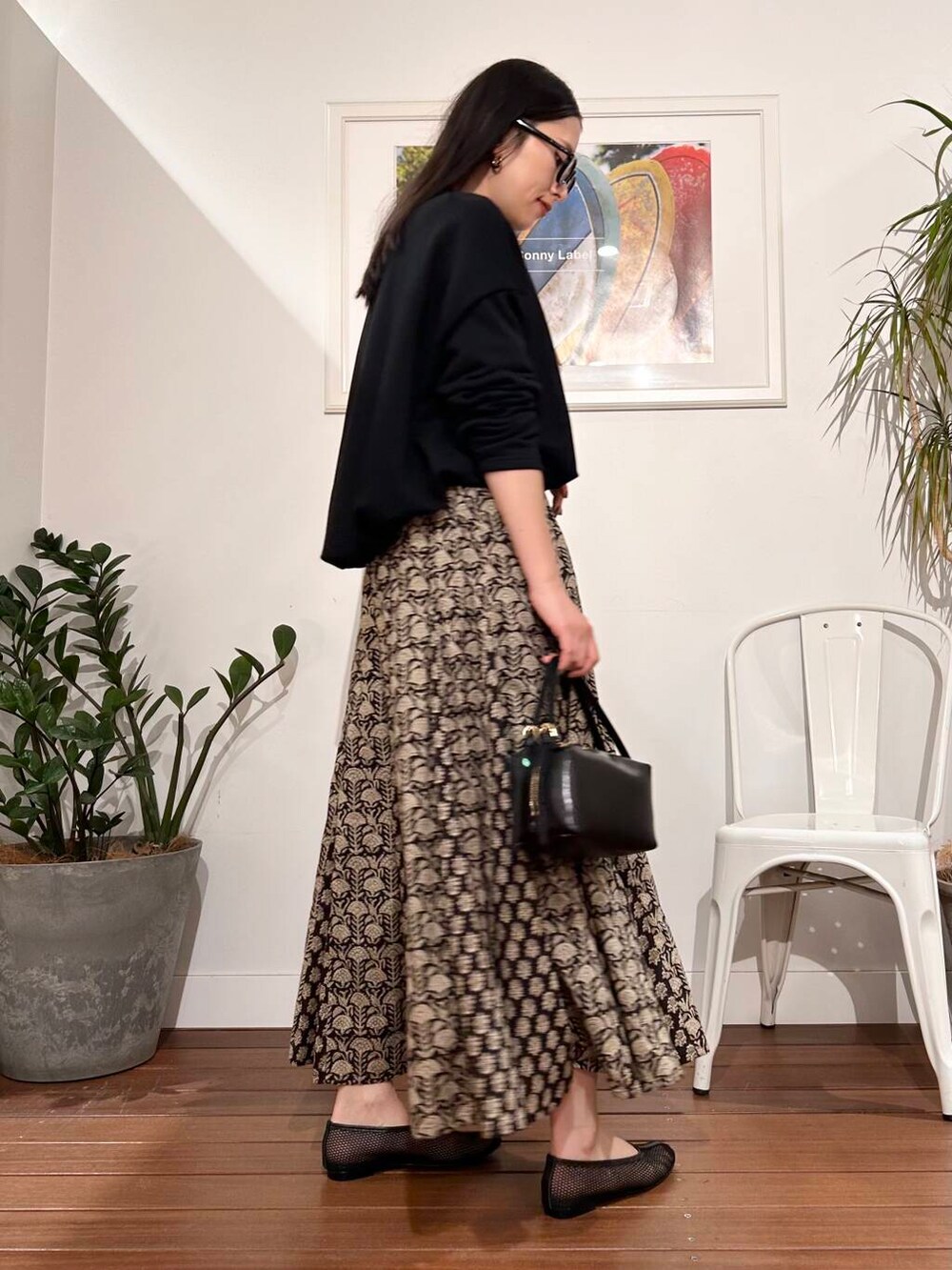 「シンプル、大人カジュアル、ママコーデ、アラフォーコーデ、楽ちん、30代コーデ、高身長、アラフォー、イエベ、骨格ナチュラル、ママの体型カバー_骨盤、ママの体型カバー、イエベ×骨格ナチュラル」｜「REMMEのREMME　メッシュフラットシューズ（その他シューズ、ブラック系）」を使った、横内さん（レディース・164cm）の春コーディネートの3枚目の写真