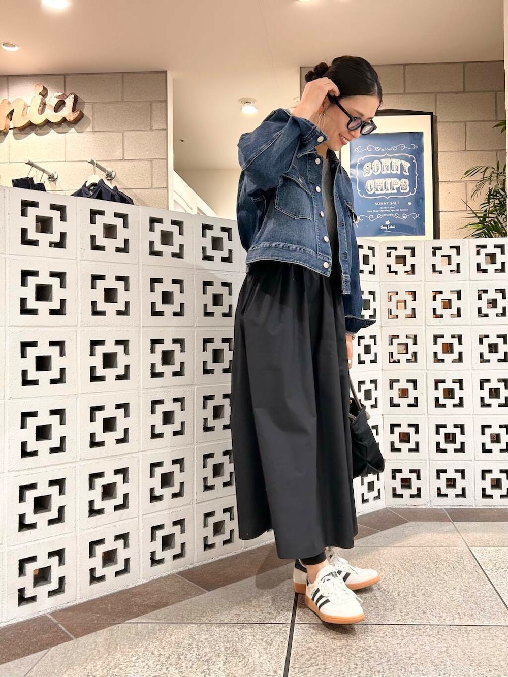 「シンプル、大人カジュアル、デニム、ママコーデ、春アウター、アラフォーコーデ、デニムシャツ、楽ちん、30代コーデ、高身長、アラフォー、イエベ、骨格ナチュラル、ママの体型カバー_骨盤、ママの体型カバー」｜「Healthy denimのHealthy DENIM　Dates（デニムジャケット、ブルー系）」を使った、横内さん（レディース・164cm）の冬コーディネートの5枚目の写真