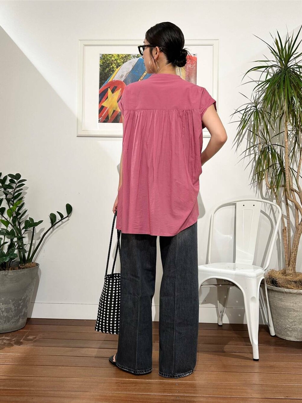 ブラック系のデニムパンツ、ピンク系のTシャツ/カットソー、ブラック系のトートバッグを着用したレディースの夏コーディネートの5枚目の写真