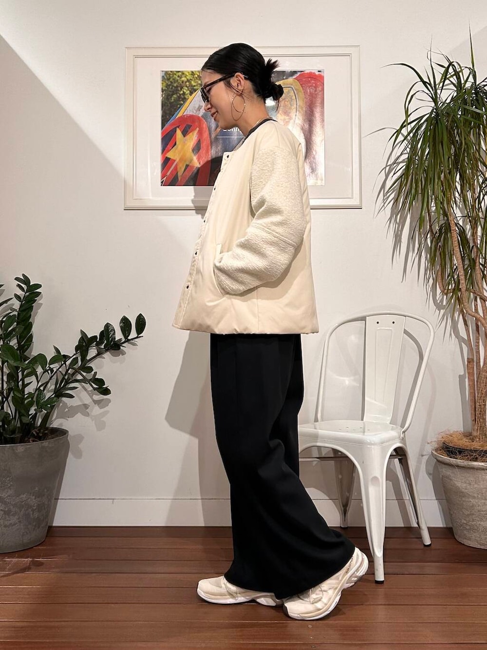 ブラック系のその他パンツ、ホワイト系のブルゾンを着用したレディースの冬コーディネートの4枚目の写真