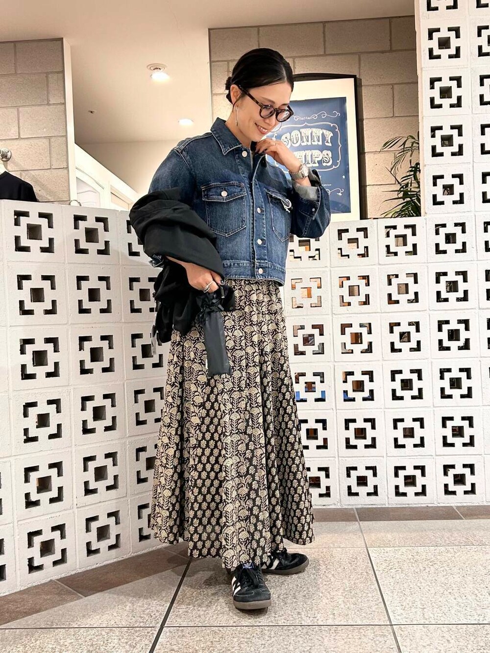「大人カジュアル、ママコーデ、楽ちん、30代コーデ、高身長、アラフォー、骨格ナチュラル、ママの体型カバー_骨盤、ママの体型カバー、春アウターコーデ、イエベ×骨格ナチュラル」|「Healthy denimのHealthy DENIM Dates(デニムジャケット、ブルー系)」を使った、横内さん(レディース・164cm)の春コーディネートの5枚目の写真