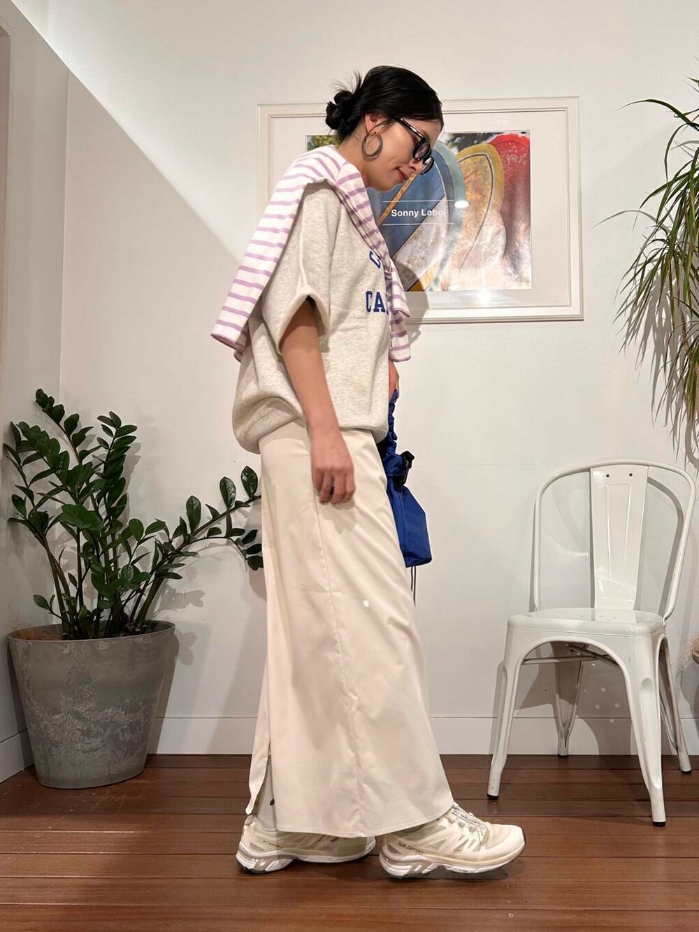 「シンプル、大人カジュアル、ママコーデ、アラフォーコーデ、楽ちん、30代コーデ、高身長、アラフォー、イエベ、骨格ナチュラル、ママの体型カバー_骨盤、ママの体型カバー、イエベ×骨格ナチュラル」｜「URBAN RESEARCH Sonny Labelのドットアソートストレートスカート（スカート、ホワイト系）」を使った、横内さん（レディース・164cm）の冬コーディネートの3枚目の写真