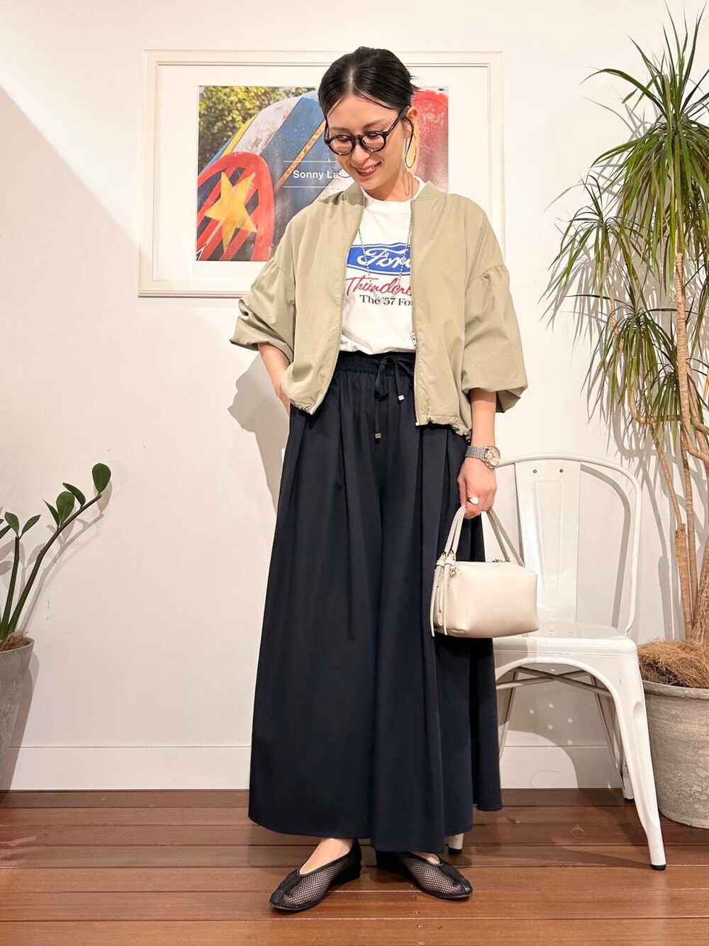 「シンプル、大人カジュアル、ママコーデ、アラフォーコーデ、楽ちん、30代コーデ、高身長、アラフォー、イエベ、骨格ナチュラル、ママの体型カバー_骨盤、ママの体型カバー、イエベ×骨格ナチュラル、春のジャケットコーデ」|「VIOLAd'OROのVIOLAd’ORO VOGUE V-1566(ハンドバッグ、ホワイト系)」を使った、横内さん(レディース・164cm)の春コーディネートの5枚目の写真