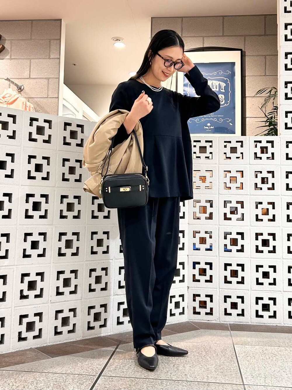「シンプル、大人カジュアル、ママコーデ、セレモニースタイル、アラフォーコーデ、楽ちん、30代コーデ、高身長、アラフォー、イエベ、骨格ナチュラル、ママの体型カバー_骨盤、ママの体型カバー、ナチュラル×イエベ春、春アウターコーデ」|「URBAN RESEARCH DOORSのペプラムトップスセットアップ(セットアップ、ブルー系)」を使った、横内さん(レディース・164cm)の春コーディネートの9枚目の写真