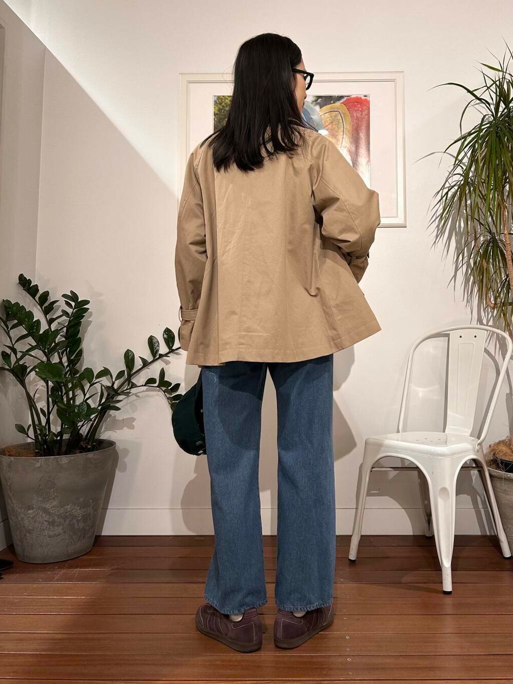 「シンプル、大人カジュアル、ママコーデ、アラフォーコーデ、楽ちん、30代コーデ、高身長、アラフォー、イエベ、骨格ナチュラル、ママの体型カバー_骨盤、ママの体型カバー、ナチュラル×イエベ春、高身長オススメアウター、スタッフのこれ買いました」|「URBAN RESEARCH Sonny Labelのデニムオーバーオール(サロペット/オーバーオール、ブルー系)」を使った、横内さん(レディース・164cm)の春コーディネートの3枚目の写真