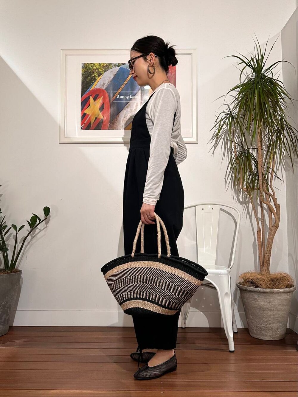 「シンプル、大人カジュアル、ママコーデ、アラフォーコーデ、楽ちん、30代コーデ、高身長、アラフォー、イエベ、骨格ナチュラル、ママの体型カバー_骨盤、ママの体型カバー、スタッフのこれ買いました、イエベ×骨格ナチュラル」｜「REMMEのREMME　メッシュフラットシューズ（その他シューズ、ブラック系）」を使った、横内さん（レディース・164cm）の春コーディネートの6枚目の写真