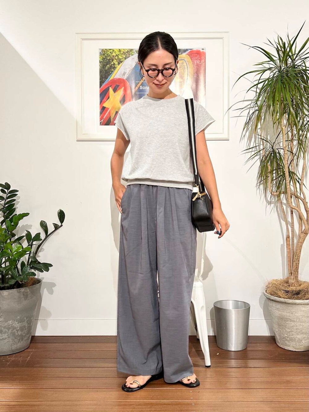「ママコーデ、アラフォーコーデ、30代、40代、旅行コーデ、アラフォー、骨格ナチュラル、暑い、ナチュラル×きれいめ、洒落見えイージーパンツ×サンダル、私が選ぶセールアイテム25ss」|「VIOLAd'OROのVIOLAd’ORO ADRIA V-1483(ショルダーバッグ、ブラック系)」を使った、横内さん(レディース・164cm)の夏コーディネートの5枚目の写真