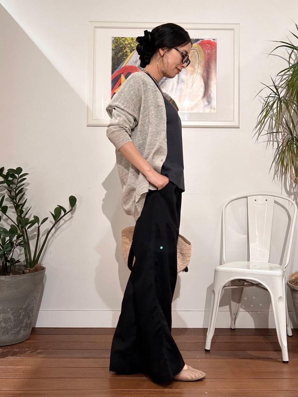「シンプル、大人カジュアル、ママコーデ、アラフォーコーデ、30代、楽ちん、30代コーデ、高身長、アラフォー、紫外線対策、イエベ、骨格ナチュラル、ママの体型カバー_骨盤、ママの体型カバー、イエベ×骨格ナチュラル」|「URBAN RESEARCH DOORSのリネンVネックカーディガン(カーディガン/ボレロ、グレー系)」を使った、横内さん(レディース・164cm)の春コーディネートの2枚目の写真
