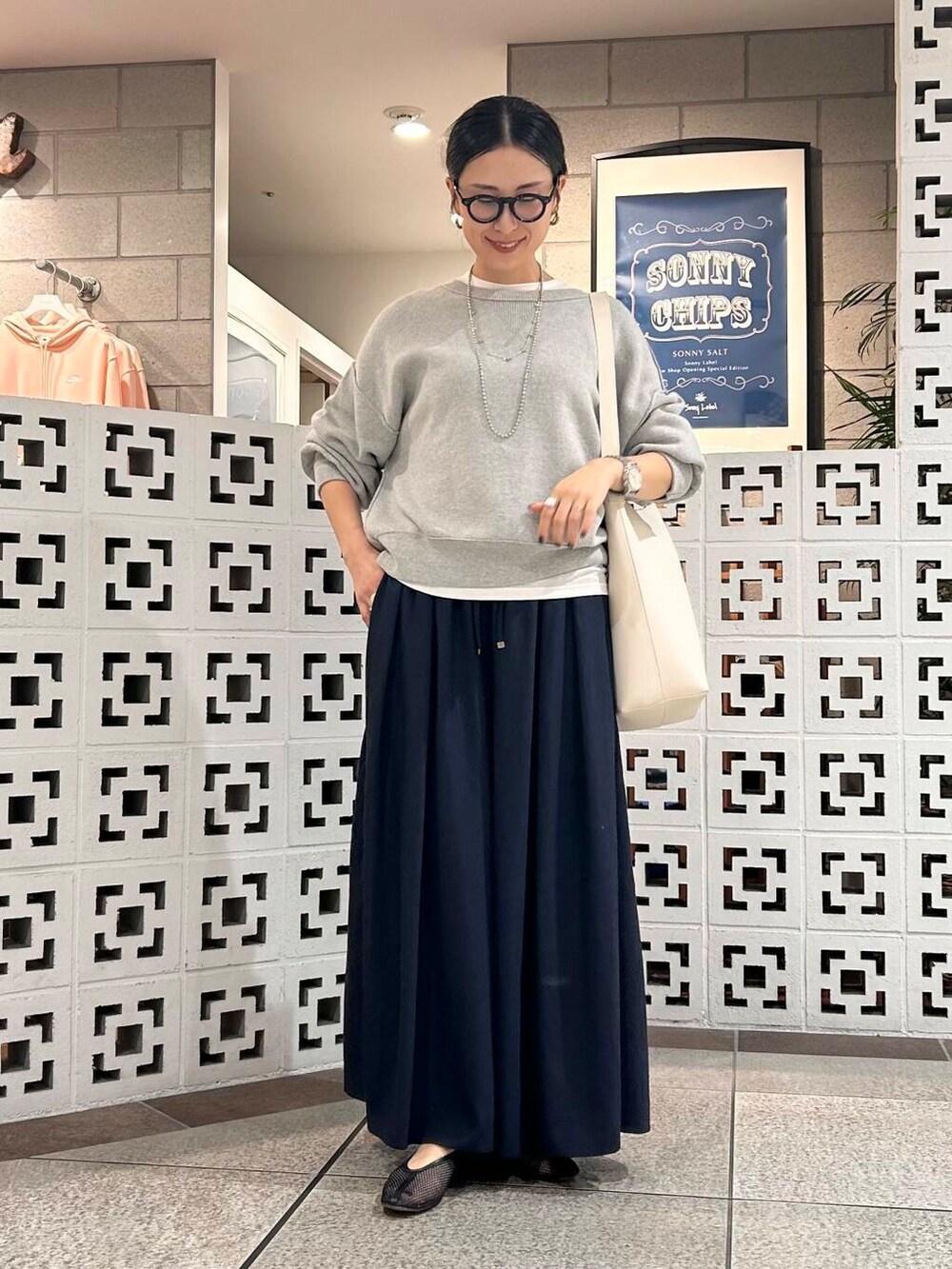 「シンプル、大人カジュアル、ママコーデ、アラフォーコーデ、楽ちん、30代コーデ、高身長、アラフォー、イエベ、春カラーコーデ、骨格ナチュラル、ママの体型カバー_骨盤、ママの体型カバー、イエベ×骨格ナチュラル」|「URBAN RESEARCH DOORSのリネン混シアーロングTシャツ(Tシャツ/カットソー、ホワイト系)」を使った、横内さん(レディース・164cm)の春コーディネートの4枚目の写真