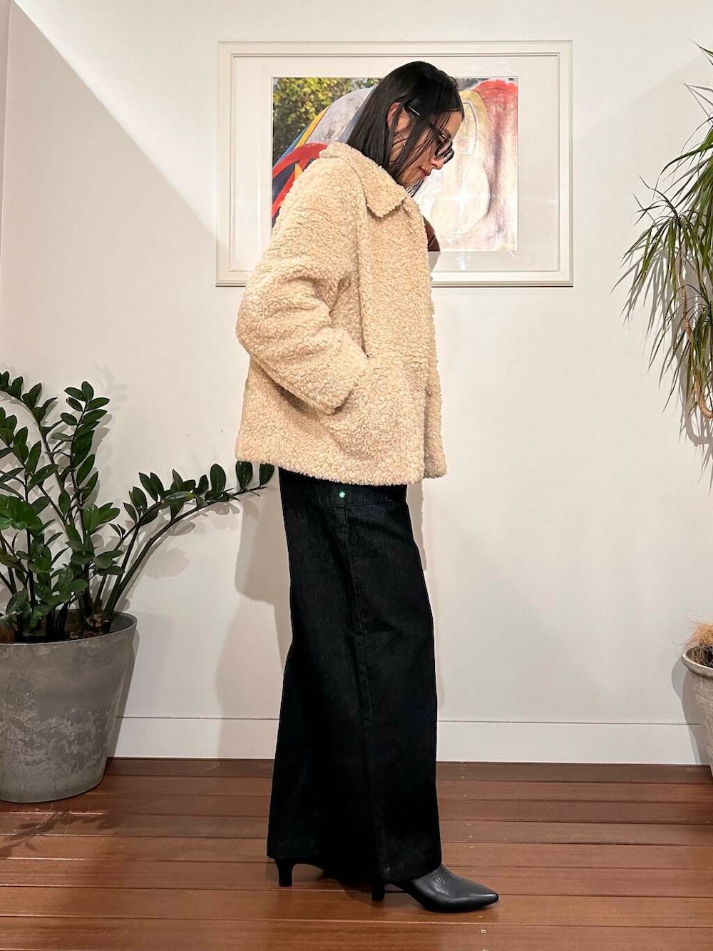 ブラック系のサロペット/オーバーオール、ホワイト系のブルゾン、ベージュ系のボストンバッグを着用したレディースの秋コーディネートの3枚目の写真