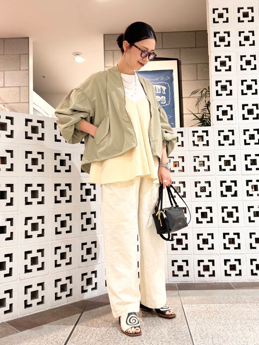 「シンプル、大人カジュアル、ママコーデ、アラフォーコーデ、楽ちん、30代コーデ、高身長、アラフォー、イエベ、骨格ナチュラル、ママの体型カバー_骨盤、ママの体型カバー、春アウターコーデ、イエベ×骨格ナチュラル」|「VIOLAd'OROのVIOLAd’ORO VOGUE V-1566(ハンドバッグ、ブラック系)」を使った、横内さん(レディース・164cm)の春コーディネートの2枚目の写真