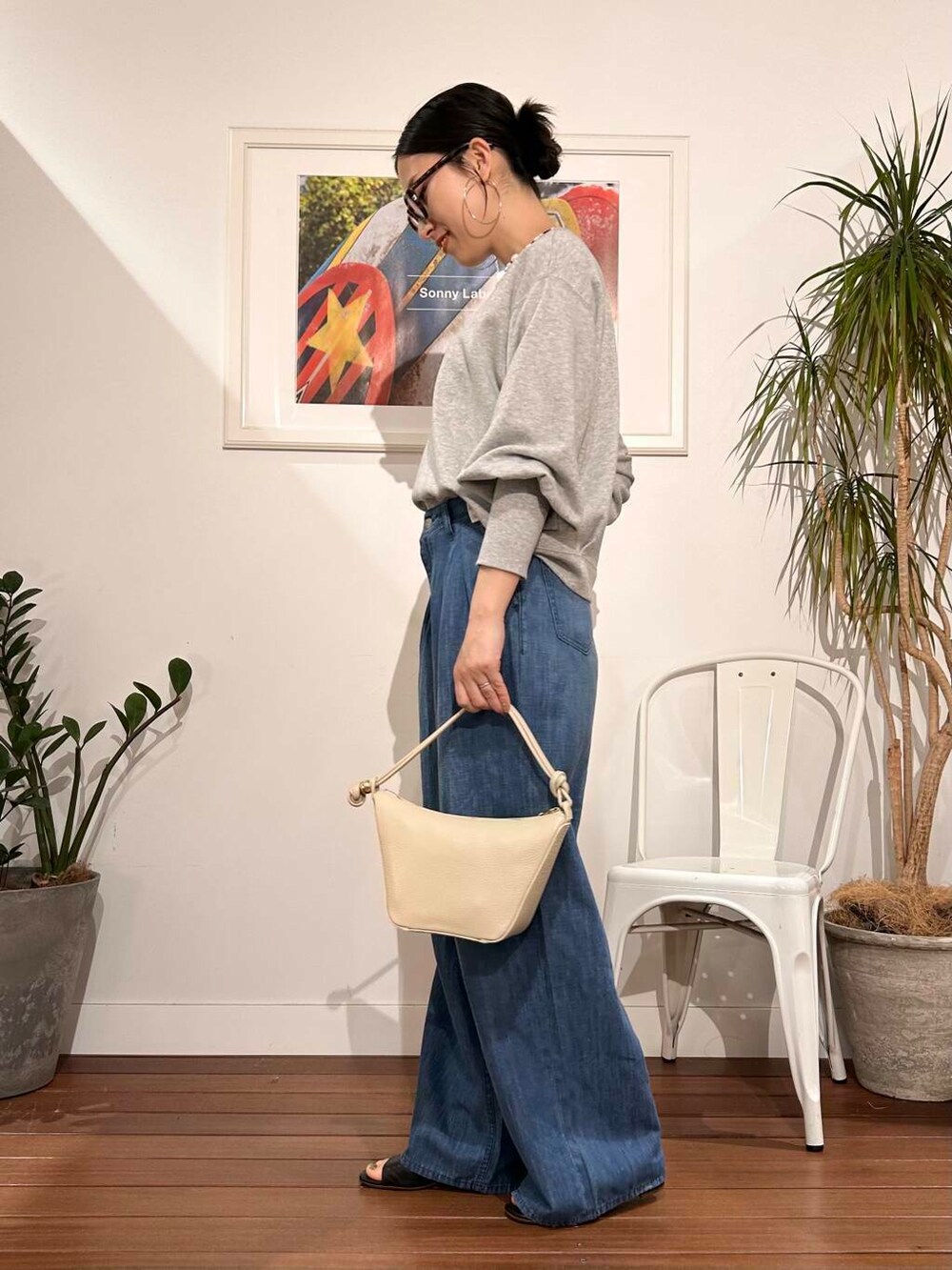 「シンプル、大人カジュアル、ママコーデ、アラフォーコーデ、楽ちん、30代コーデ、高身長、アラフォー、イエベ、骨格ナチュラル、ママの体型カバー_骨盤、ママの体型カバー、初夏のお出掛けコーデ、イエベ×骨格ナチュラル」｜「AULENTTIのAULENTTI　2WAYショルダーバッグ（ショルダーバッグ、ホワイト系）」を使った、横内さん（レディース・164cm）の春コーディネートの5枚目の写真