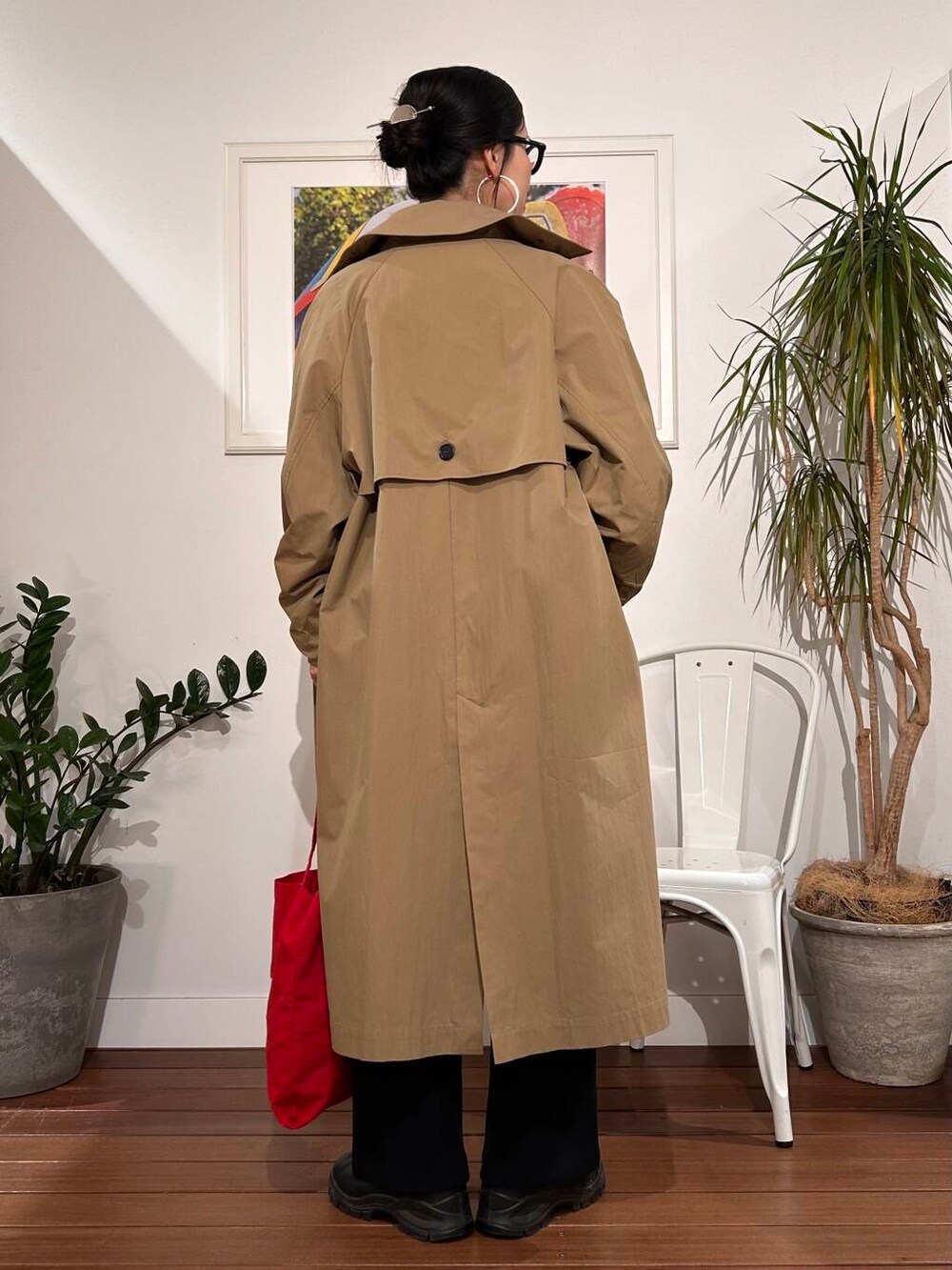 「シンプル、大人カジュアル、ママコーデ、シンプルコーデ、アラフォーコーデ、楽ちん、30代コーデ、高身長、アラフォー、イエベ、骨格ナチュラル、ママの体型カバー_骨盤、ママの体型カバー、高身長オススメアウター、最旬アウターコーデ」|「URBAN RESEARCH Sonny LabelのI LOVE YOU TOTEBAG(トートバッグ、レッド系)」を使った、横内さん(レディース・164cm)の冬コーディネートの5枚目の写真