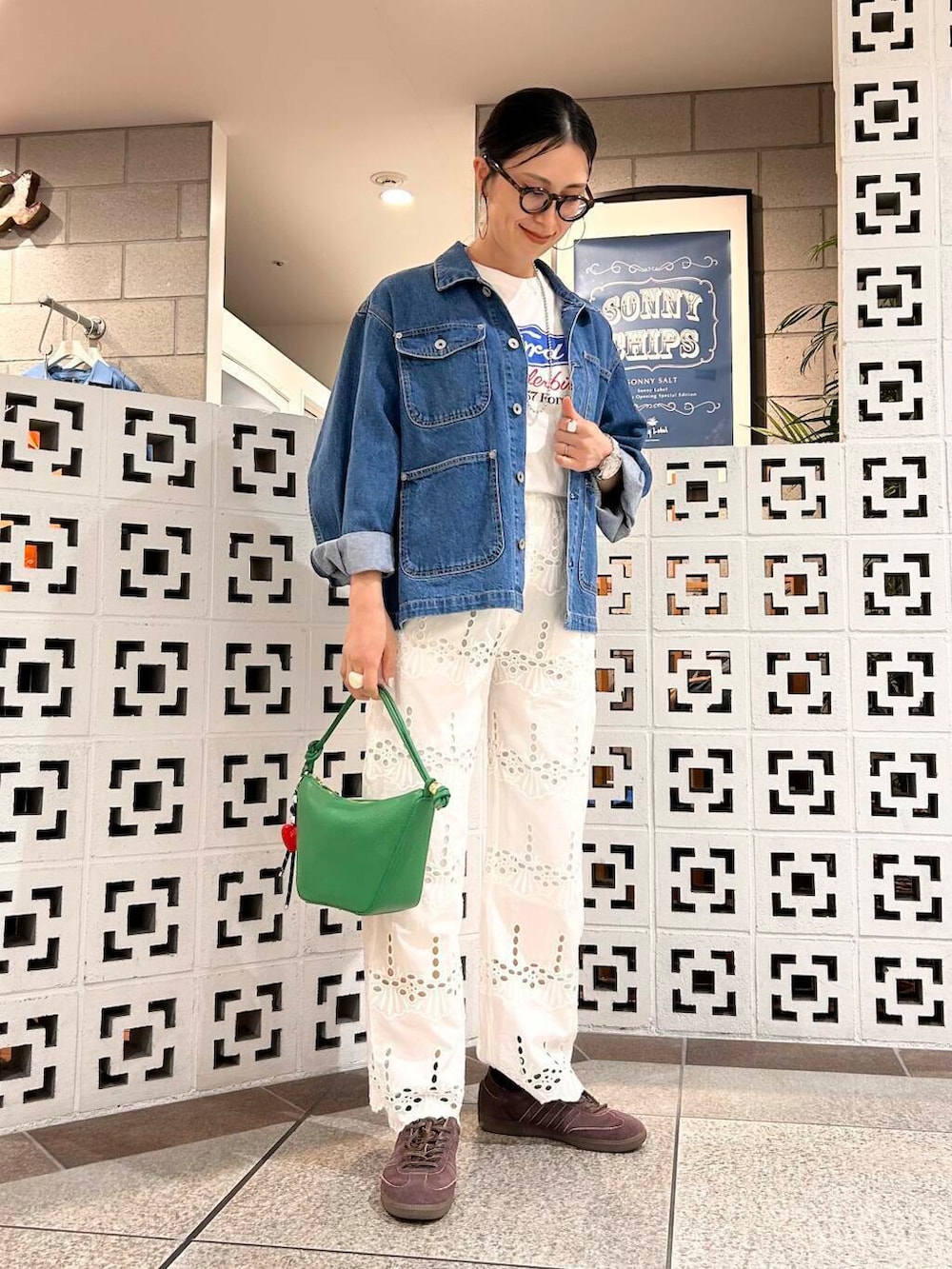 「シンプル、大人カジュアル、ママコーデ、アラフォーコーデ、楽ちん、30代コーデ、高身長、アラフォー、イエベ、骨格ナチュラル、ママの体型カバー_骨盤、ママの体型カバー、イエベ×骨格ナチュラル、春のジャケットコーデ」｜「GOOD ROCK SPEEDのGOOD ROCK SPEED　FORD T-SHIRTS（Tシャツ/カットソー、ホワイト系）」を使った、横内さん（レディース・164cm）の春コーディネートの2枚目の写真