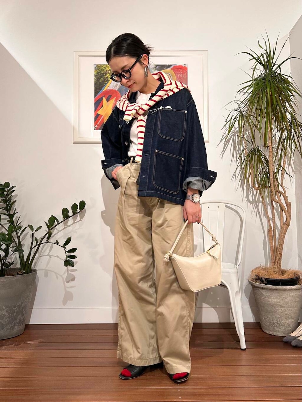 「シンプル、大人カジュアル、ママコーデ、春アウター、アラフォーコーデ、楽ちん、30代コーデ、高身長、アラフォー、イエベ、骨格ナチュラル、ママの体型カバー_骨盤、ママの体型カバー、ナチュラル×イエベ春、春アウターコーデ」|「URBAN RESEARCHの『別注』SHIOTA×URBAN RESEARCH WIDE CINOH PANTS(その他パンツ、ベージュ系)」を使った、横内さん(レディース・164cm)の春コーディネートの3枚目の写真