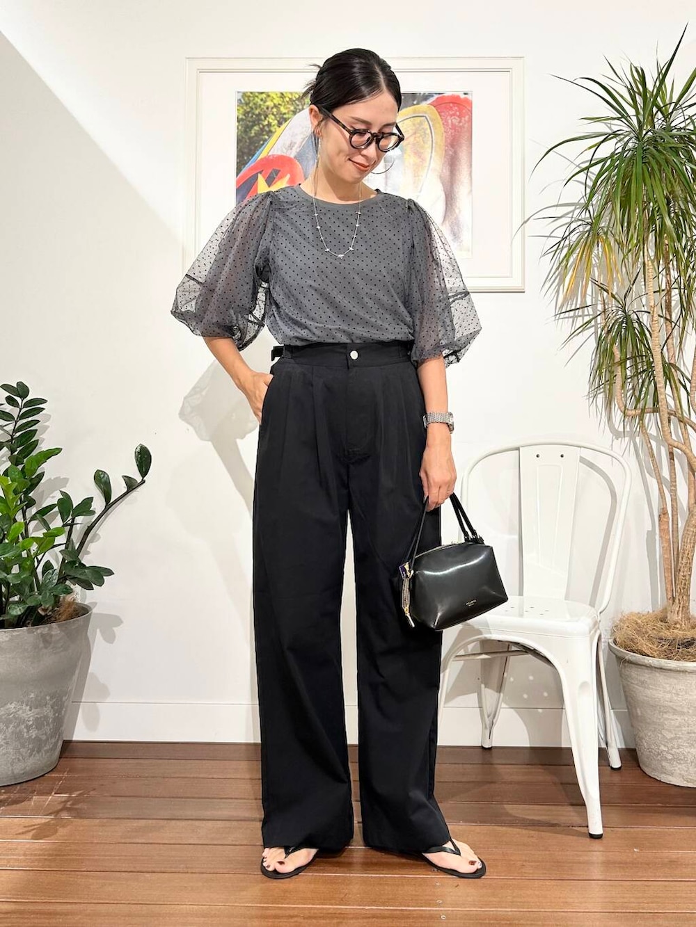 「ママコーデ、アラフォーコーデ、30代、40代、旅行コーデ、アラフォー、骨格ナチュラル、暑い、ナチュラル×高身長、夏の快適通勤コーデ、ナチュラル×きれいめ」｜「VIOLAd'OROのVIOLAd’ORO　VOGUE V-1566（ハンドバッグ、ブラック系）」を使った、横内さん（レディース・164cm）の夏コーディネートの5枚目の写真