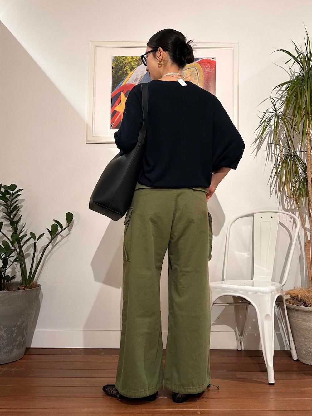 「シンプル、大人カジュアル、ママコーデ、アラフォーコーデ、楽ちん、30代コーデ、高身長、アラフォー、イエベ、春カラーコーデ、骨格ナチュラル、ママの体型カバー_骨盤、ママの体型カバー、イエベ×骨格ナチュラル」|「URBAN RESEARCH DOORSのタックフライスワイドTシャツ(Tシャツ/カットソー、ブルー系)」を使った、横内さん(レディース・164cm)の春コーディネートの4枚目の写真