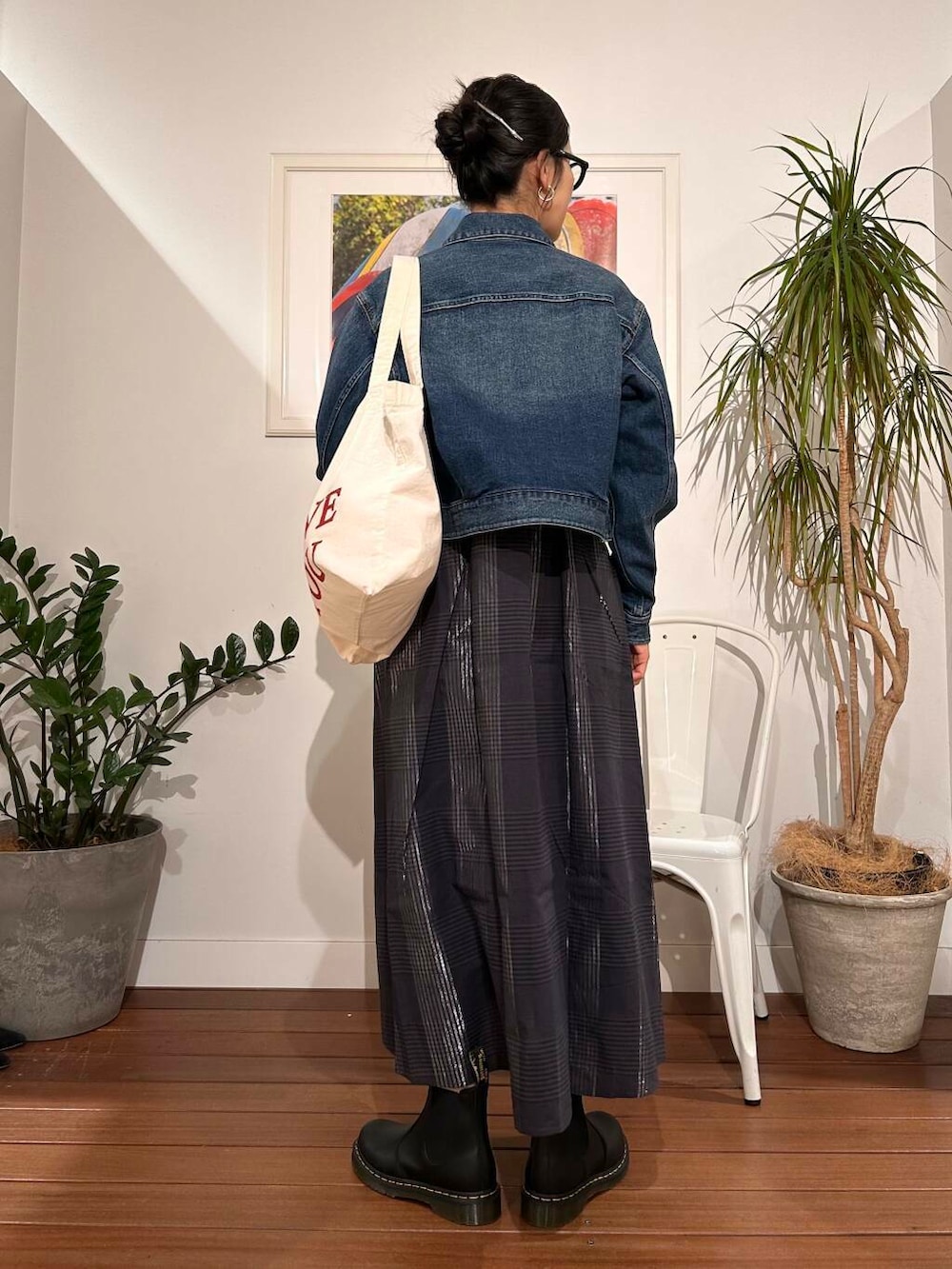 「シンプル、大人カジュアル、デニム、ママコーデ、シンプルコーデ、アラフォーコーデ、楽ちん、30代コーデ、高身長、アラフォー、イエベ、骨格ナチュラル、ママの体型カバー_骨盤、ママの体型カバー、私の推しデニムスタイル」｜「Dr. MartensのDr.Martens　チェルシーブーツ（ブーツ、ブラック系）」を使った、横内さん（レディース・164cm）の冬コーディネートの3枚目の写真