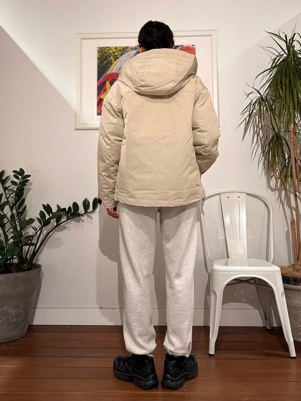 ベージュ系のダウンジャケット/コート、ブルー系のニット/セーター、ベージュ系のその他パンツを着用したレディースの秋コーディネートの5枚目の写真