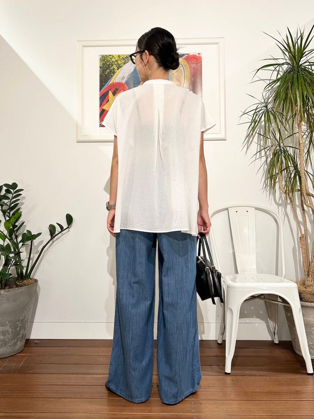 「デニム、ママコーデ、ナチュラル、デニムコーデ、アラフォーコーデ、30代、骨格ナチュラル、ナチュラル×きれいめ、万能ブラウスコーデ」｜「VIOLAd'OROのVIOLAd’ORO　VOGUE V-1566（ハンドバッグ、ブラック系）」を使った、横内さん（レディース・164cm）の夏コーディネートの2枚目の写真