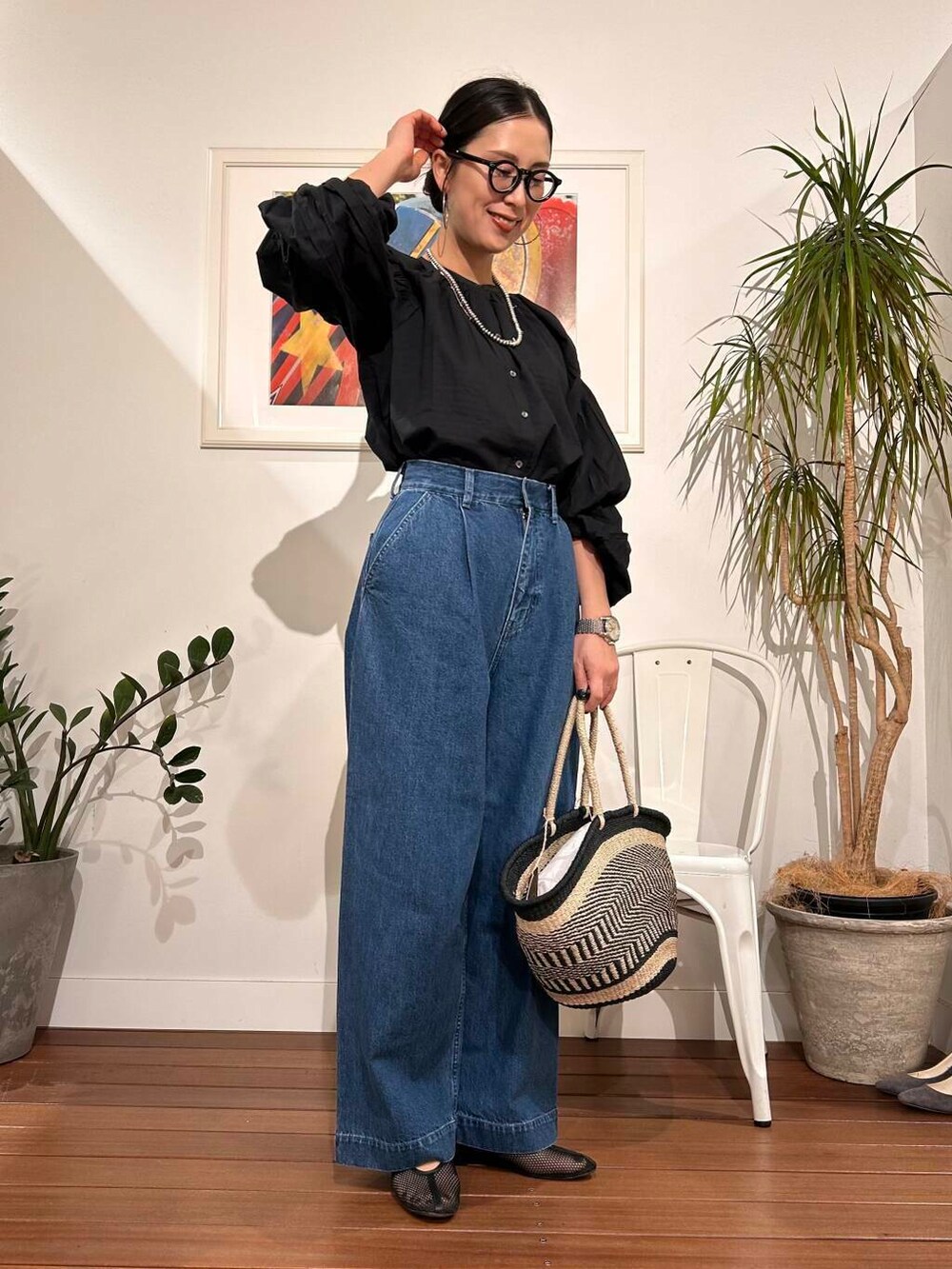 「シンプル、大人カジュアル、ママコーデ、アラフォーコーデ、楽ちん、30代コーデ、高身長、アラフォー、イエベ、骨格ナチュラル、ママの体型カバー_骨盤、ママの体型カバー、ナチュラル×イエベ春、イエベ×骨格ナチュラル、ブラウスが主役の春コーデ」｜「REMMEのREMME　メッシュフラットシューズ（その他シューズ、ブラック系）」を使った、横内さん（レディース・164cm）の春コーディネートの2枚目の写真