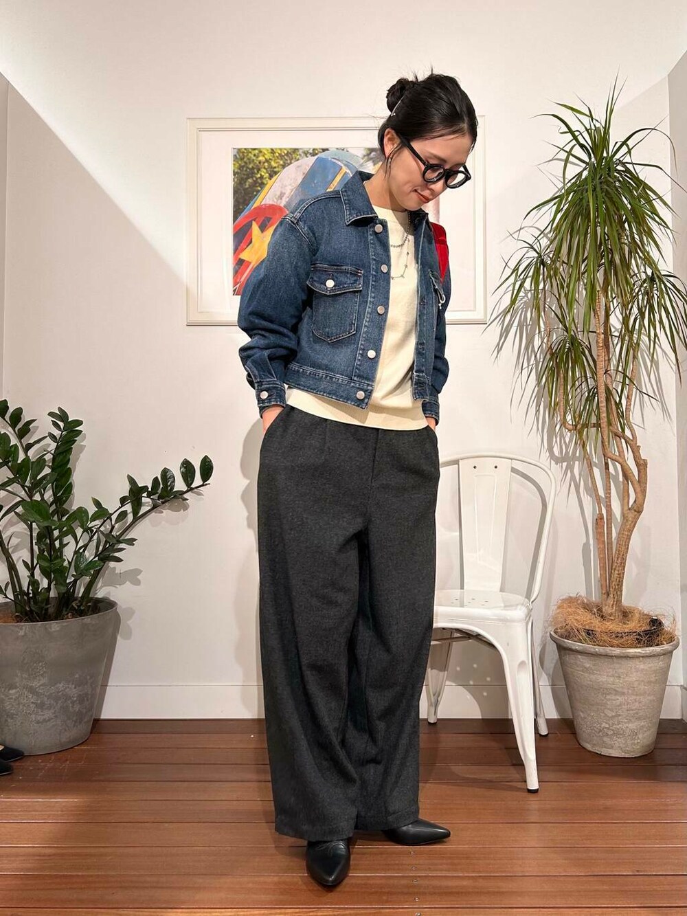 「シンプル、大人カジュアル、デニム、ママコーデ、シンプルコーデ、アラフォーコーデ、デニムシャツ、楽ちん、30代コーデ、高身長、アラフォー、イエベ、骨格ナチュラル、ママの体型カバー_骨盤、ママの体型カバー」｜「REMMEのREMME　ウエスタンミュール（その他シューズ、ブラック系）」を使った、横内さん（レディース・164cm）の冬コーディネートの2枚目の写真
