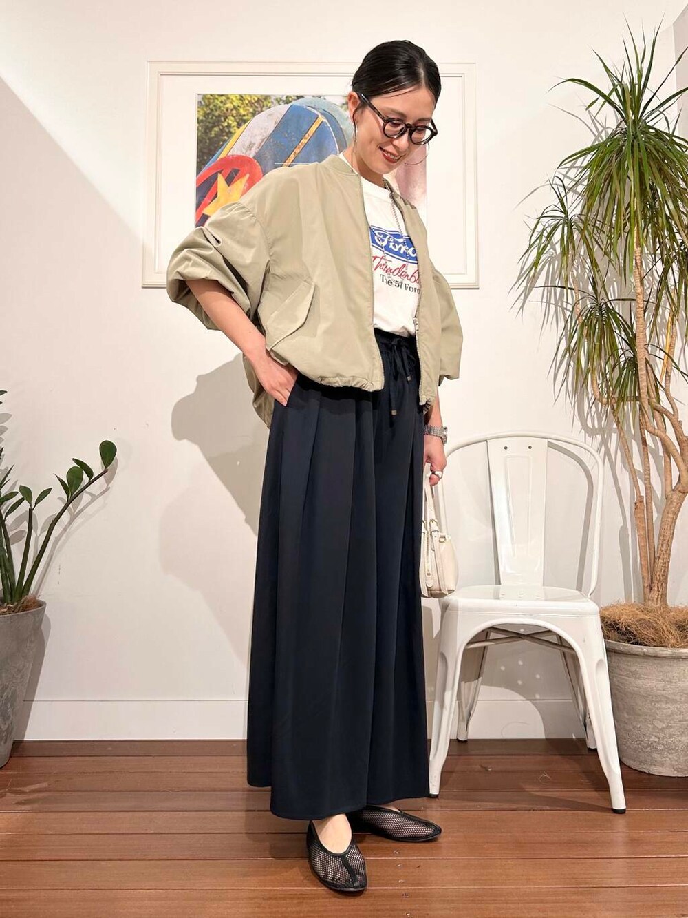 「シンプル、大人カジュアル、ママコーデ、アラフォーコーデ、楽ちん、30代コーデ、高身長、アラフォー、イエベ、骨格ナチュラル、ママの体型カバー_骨盤、ママの体型カバー、イエベ×骨格ナチュラル、春のジャケットコーデ」|「VIOLAd'OROのVIOLAd’ORO VOGUE V-1566(ハンドバッグ、ホワイト系)」を使った、横内さん(レディース・164cm)の春コーディネートの2枚目の写真