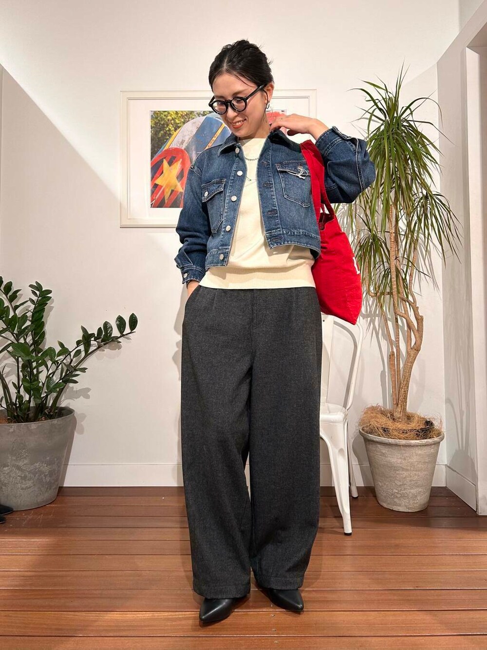 「シンプル、大人カジュアル、デニム、ママコーデ、シンプルコーデ、アラフォーコーデ、デニムシャツ、楽ちん、30代コーデ、高身長、アラフォー、イエベ、骨格ナチュラル、ママの体型カバー_骨盤、ママの体型カバー」｜「REMMEのREMME　ウエスタンミュール（その他シューズ、ブラック系）」を使った、横内さん（レディース・164cm）の冬コーディネートの4枚目の写真