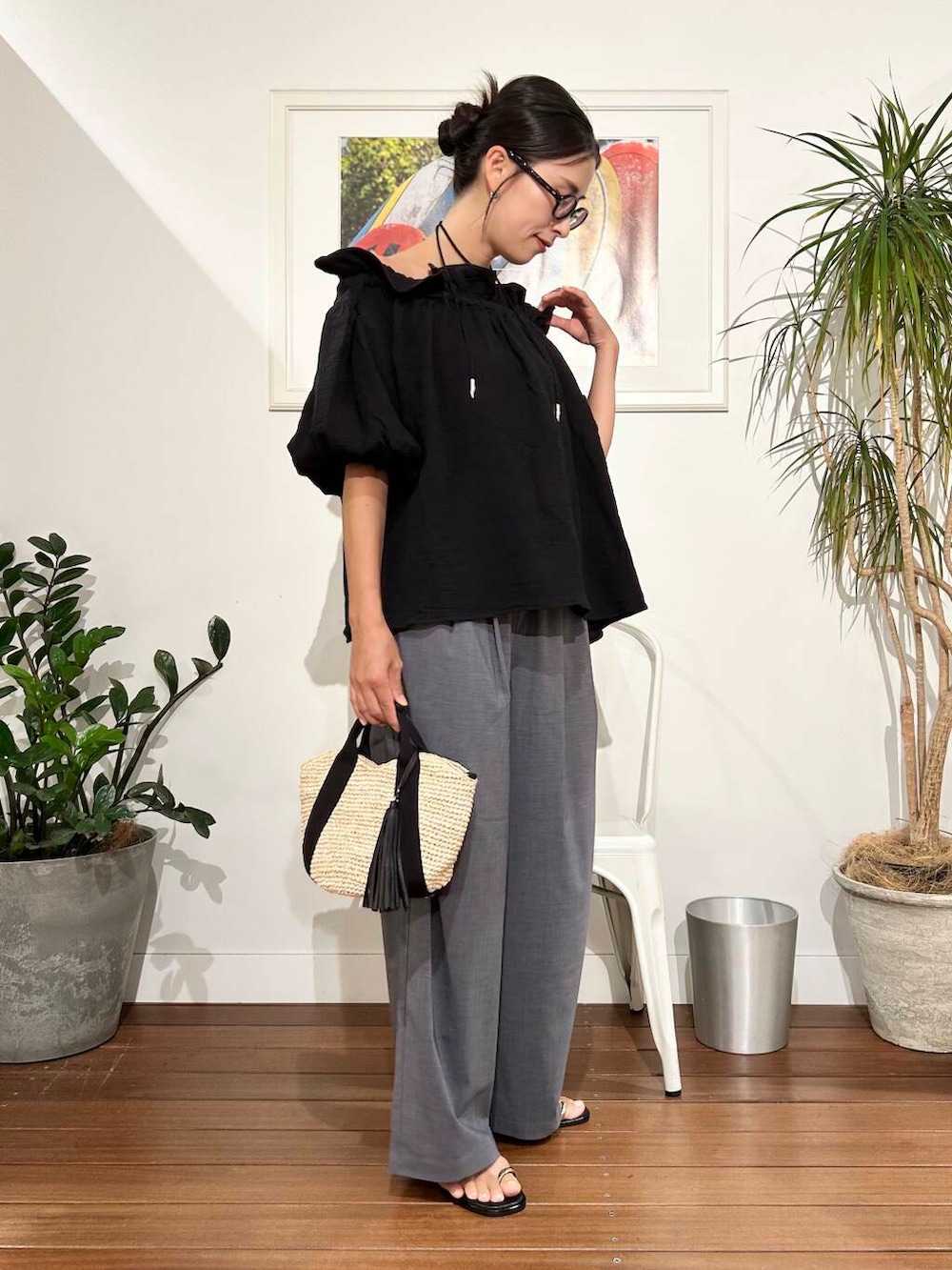 「ママコーデ、newarrival、アラフォーコーデ、30代、40代、旅行コーデ、アラフォー、骨格ナチュラル、暑い、ここでしか手に入らない別注アイテム、私のイチ推しブランド、ナチュラル×高身長、ナチュラル×きれいめ、やや暑い、私が選ぶセールアイテム25ss」｜「URBAN RESEARCH Sonny Labelの機能素材イージーワイドパンツ（その他パンツ、グレー系）」を使った、横内さん（レディース・164cm）の夏コーディネートの2枚目の写真