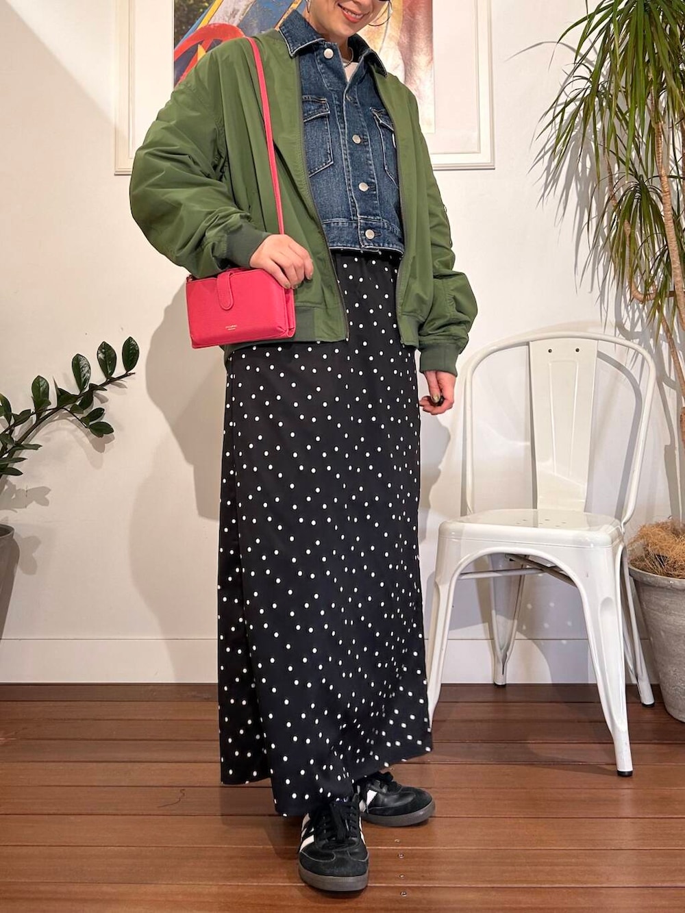 「シンプル、大人カジュアル、デニム、ママコーデ、春アウター、アラフォーコーデ、楽ちん、30代コーデ、高身長、アラフォー、イエベ、骨格ナチュラル、ママの体型カバー_骨盤、ママの体型カバー、高身長オススメアウター」|「VIOLAd'OROのVIOLAd’ORO ADRIA V-1371(ショルダーバッグ、ピンク系)」を使った、横内さん(レディース・164cm)の冬コーディネートの9枚目の写真