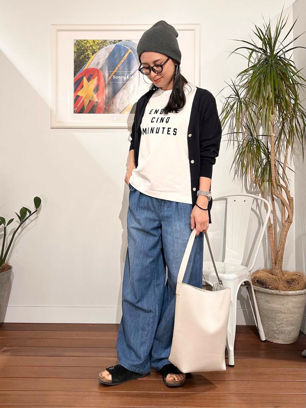 「シンプル、大人カジュアル、ママコーデ、アラフォーコーデ、楽ちん、30代コーデ、高身長、アラフォー、イエベ、骨格ナチュラル、ママの体型カバー_骨盤、ママの体型カバー、イエベ×骨格ナチュラル」|「URBAN RESEARCH Sonny Labelのワンハンドルバケツショルダーバッグ(ショルダーバッグ、ホワイト系)」を使った、横内さん(レディース・164cm)の春コーディネートの5枚目の写真