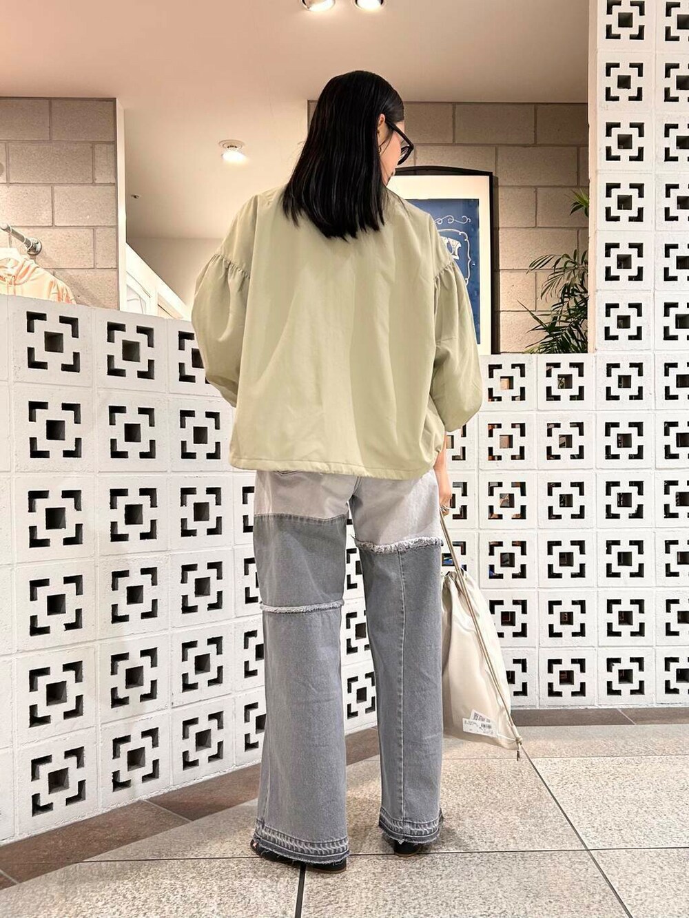 「シンプル、大人カジュアル、ママコーデ、アラフォーコーデ、楽ちん、30代コーデ、高身長、アラフォー、イエベ、骨格ナチュラル、ママの体型カバー_骨盤、ママの体型カバー、春アウターコーデ、イエベ×骨格ナチュラル」|「URBAN RESEARCH Sonny Labelのエンボスロゴナップサック(バックパック/リュック、ホワイト系)」を使った、横内さん(レディース・164cm)の春コーディネートの6枚目の写真
