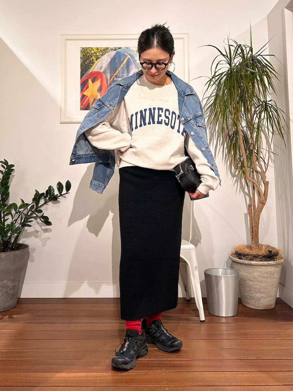 ブラック系のスカート、ブルー系のデニムジャケット、グレー系のスウェットを着用したレディースの冬コーディネートの2枚目の写真