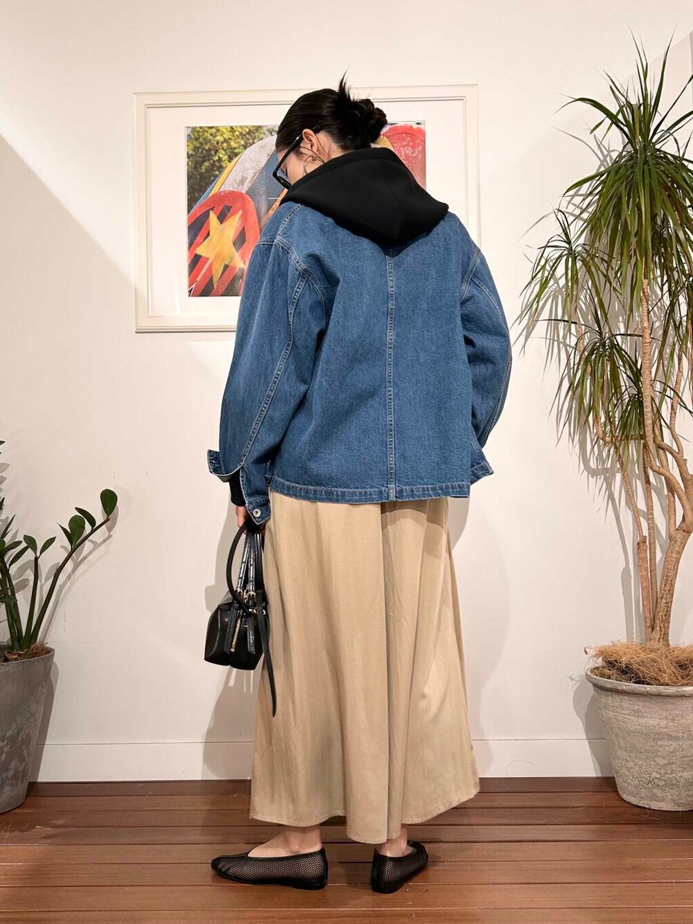 「シンプル、大人カジュアル、ママコーデ、アラフォーコーデ、楽ちん、30代コーデ、高身長、アラフォー、イエベ、骨格ナチュラル、ママの体型カバー_骨盤、ママの体型カバー、イエベ×骨格ナチュラル、春のジャケットコーデ」|「VIOLAd'OROのVIOLAd’ORO VOGUE V-1566(ハンドバッグ、ブラック系)」を使った、横内さん(レディース・164cm)の春コーディネートの3枚目の写真