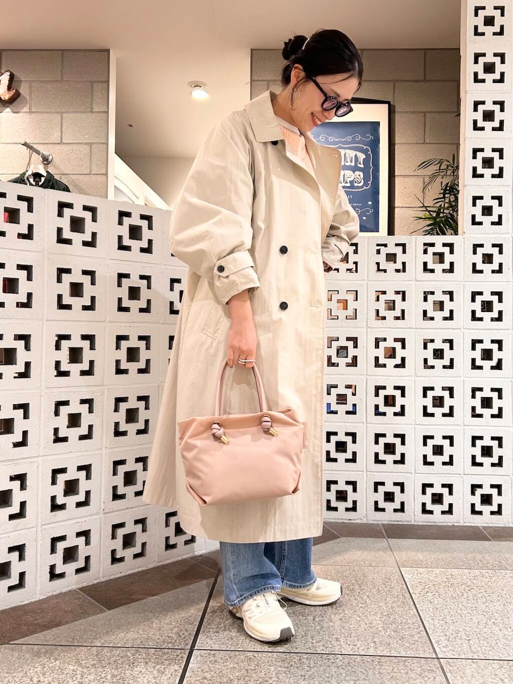 「シンプル、大人カジュアル、デニム、ママコーデ、アラフォーコーデ、楽ちん、30代コーデ、高身長、アラフォー、骨格ナチュラル、ママの体型カバー_骨盤、ママの体型カバー、高身長オススメアウター、先取り春色トップスコーデ、イエベ×骨格ナチュラル」｜「VIOLAd'OROのVIOLAd’ORO　BIANCA V-2174（トートバッグ、ピンク系）」を使った、横内さん（レディース・164cm）の冬コーディネートの7枚目の写真