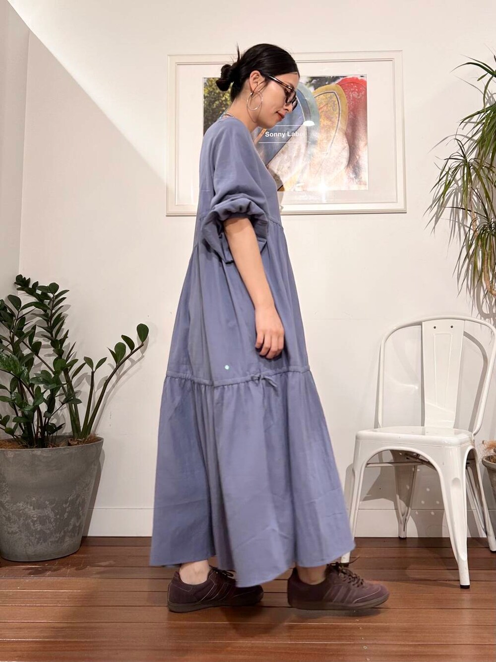 「シンプル、大人カジュアル、ママコーデ、アラフォーコーデ、楽ちん、30代コーデ、高身長、アラフォー、イエベ、春カラーコーデ、骨格ナチュラル、ママの体型カバー_骨盤、ママの体型カバー、イエベ×骨格ナチュラル」｜「URBAN RESEARCH Sonny LabelのSonnyboys logo cap（キャップ、ブラウン系）」を使った、横内さん（レディース・164cm）の春コーディネートの3枚目の写真