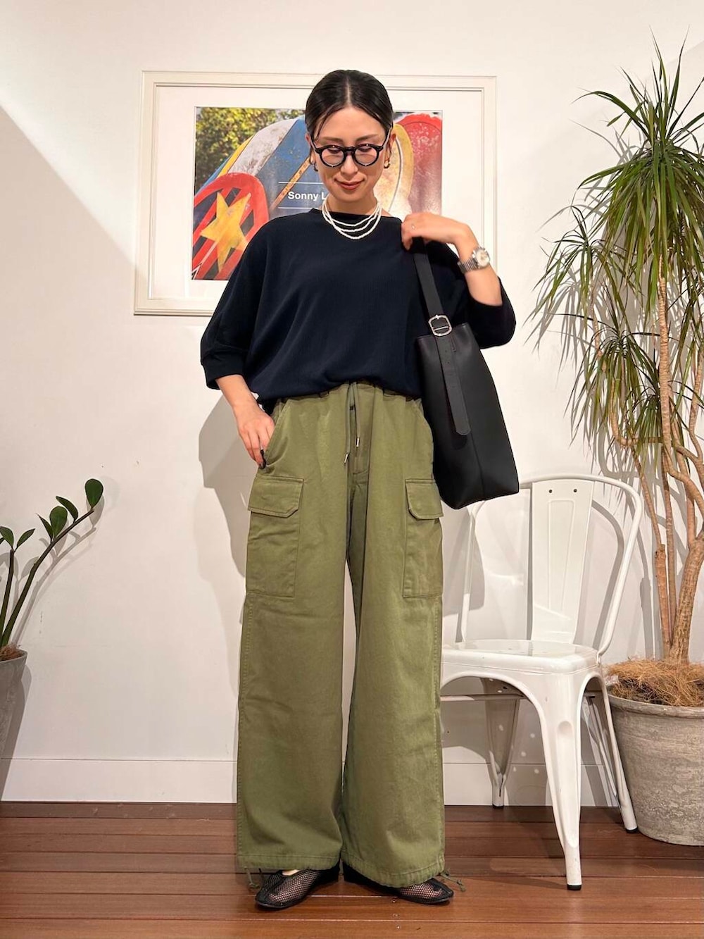 「シンプル、大人カジュアル、ママコーデ、アラフォーコーデ、楽ちん、30代コーデ、高身長、アラフォー、イエベ、春カラーコーデ、骨格ナチュラル、ママの体型カバー_骨盤、ママの体型カバー、イエベ×骨格ナチュラル」|「URBAN RESEARCH DOORSのタックフライスワイドTシャツ(Tシャツ/カットソー、ブルー系)」を使った、横内さん(レディース・164cm)の春コーディネートの3枚目の写真