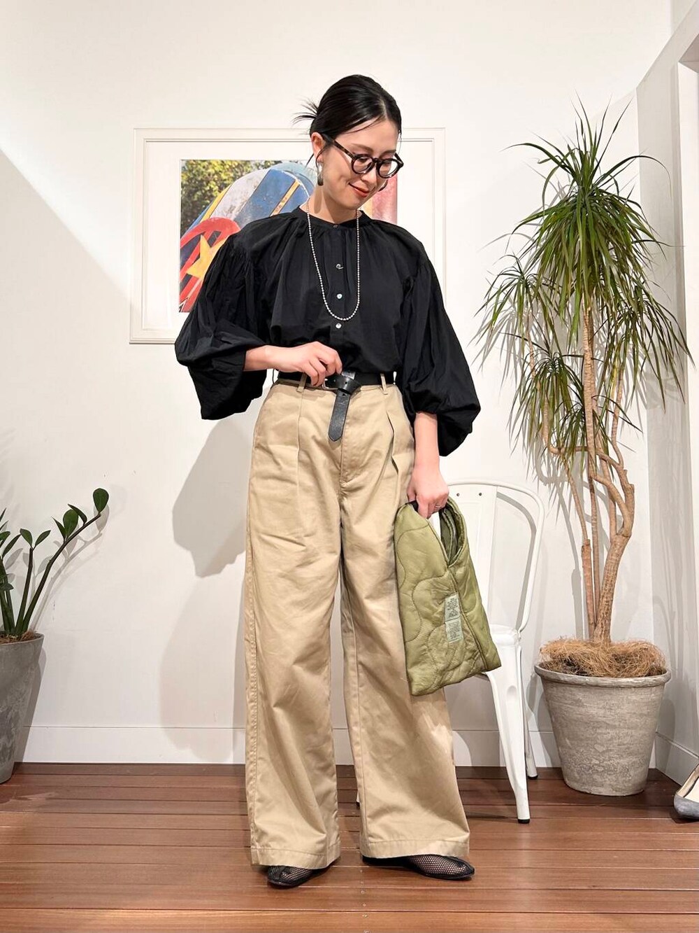 「シンプル、大人カジュアル、ママコーデ、アラフォーコーデ、楽ちん、30代コーデ、高身長、アラフォー、イエベ、骨格ナチュラル、ママの体型カバー_骨盤、ママの体型カバー、スタッフのこれ買いました、イエベ×骨格ナチュラル、ブラウスが主役の春コーデ」｜「URBAN RESEARCHの『別注』SHIOTA×URBAN RESEARCH　WIDE CINOH PANTS（その他パンツ、ベージュ系）」を使った、横内さん（レディース・164cm）の春コーディネートの2枚目の写真