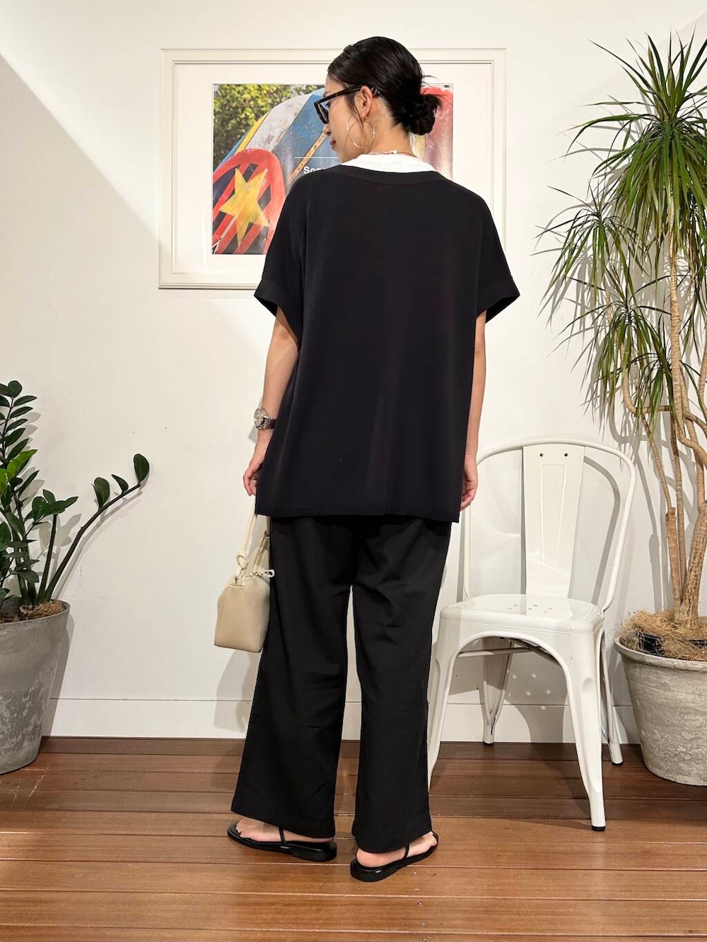 「モノトーン、ママコーデ、ナチュラル、夏コーデ、サマーニット、30代、お出かけコーデ、骨格ナチュラル、ナチュラル×きれいめ、洒落見えカットソーコーデ、一枚で決まるtシャツ、私の選んだセールアイテム25ss」|「AULENTTIのAULENTTI 2WAYショルダーバッグ(ショルダーバッグ、ホワイト系)」を使った、横内さん(レディース・164cm)の夏コーディネートの3枚目の写真