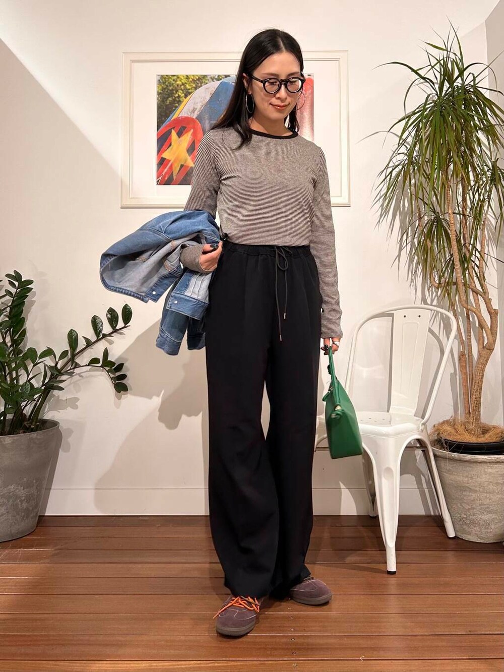 「シンプル、大人カジュアル、ママコーデ、春アウター、アラフォーコーデ、楽ちん、30代コーデ、高身長、アラフォー、イエベ、骨格ナチュラル、ママの体型カバー_骨盤、ママの体型カバー、ノームコア、ナチュラル×イエベ春」｜「URBAN RESEARCH Sonny Labelのノーカラーデニムジャケット（デニムジャケット、ブルー系）」を使った、横内さん（レディース・164cm）の春コーディネートの7枚目の写真