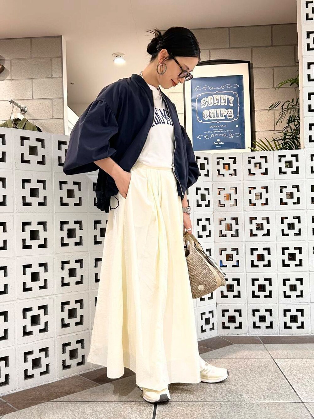 「シンプル、大人カジュアル、ママコーデ、アラフォーコーデ、楽ちん、30代コーデ、高身長、アラフォー、イエベ、骨格ナチュラル、ママの体型カバー_骨盤、ママの体型カバー、イエベ×骨格ナチュラル、春のジャケットコーデ」｜「URBAN RESEARCH Sonny Labelの『UR TECH』ボリュームスリーブブルゾン（ブルゾン、ブルー系）」を使った、横内さん（レディース・164cm）の春コーディネートの2枚目の写真