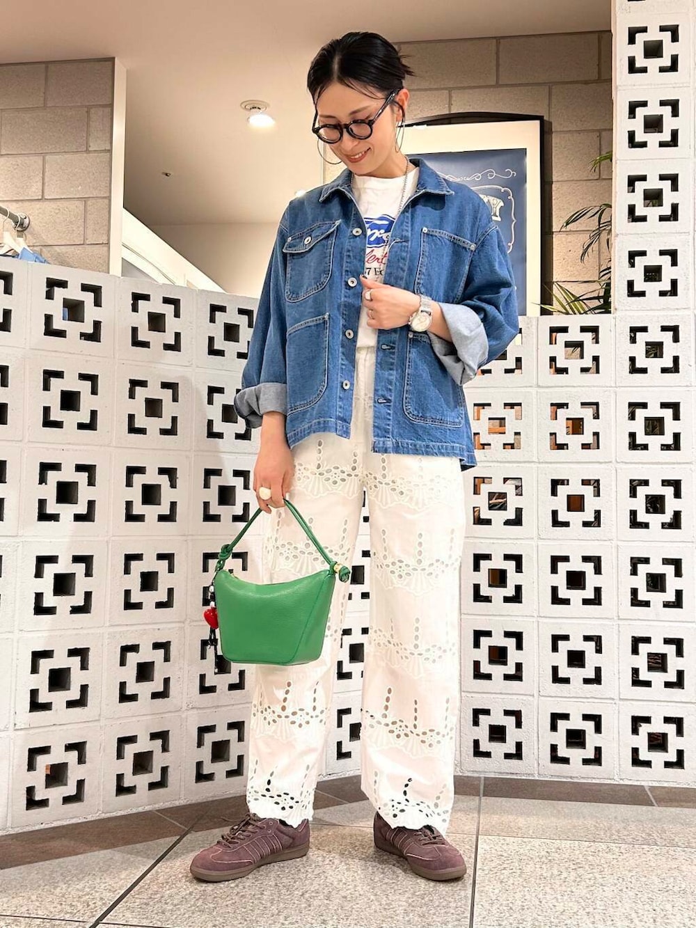 「シンプル、大人カジュアル、ママコーデ、アラフォーコーデ、楽ちん、30代コーデ、高身長、アラフォー、イエベ、骨格ナチュラル、ママの体型カバー_骨盤、ママの体型カバー、イエベ×骨格ナチュラル、春のジャケットコーデ」｜「GOOD ROCK SPEEDのGOOD ROCK SPEED　FORD T-SHIRTS（Tシャツ/カットソー、ホワイト系）」を使った、横内さん（レディース・164cm）の春コーディネートの3枚目の写真