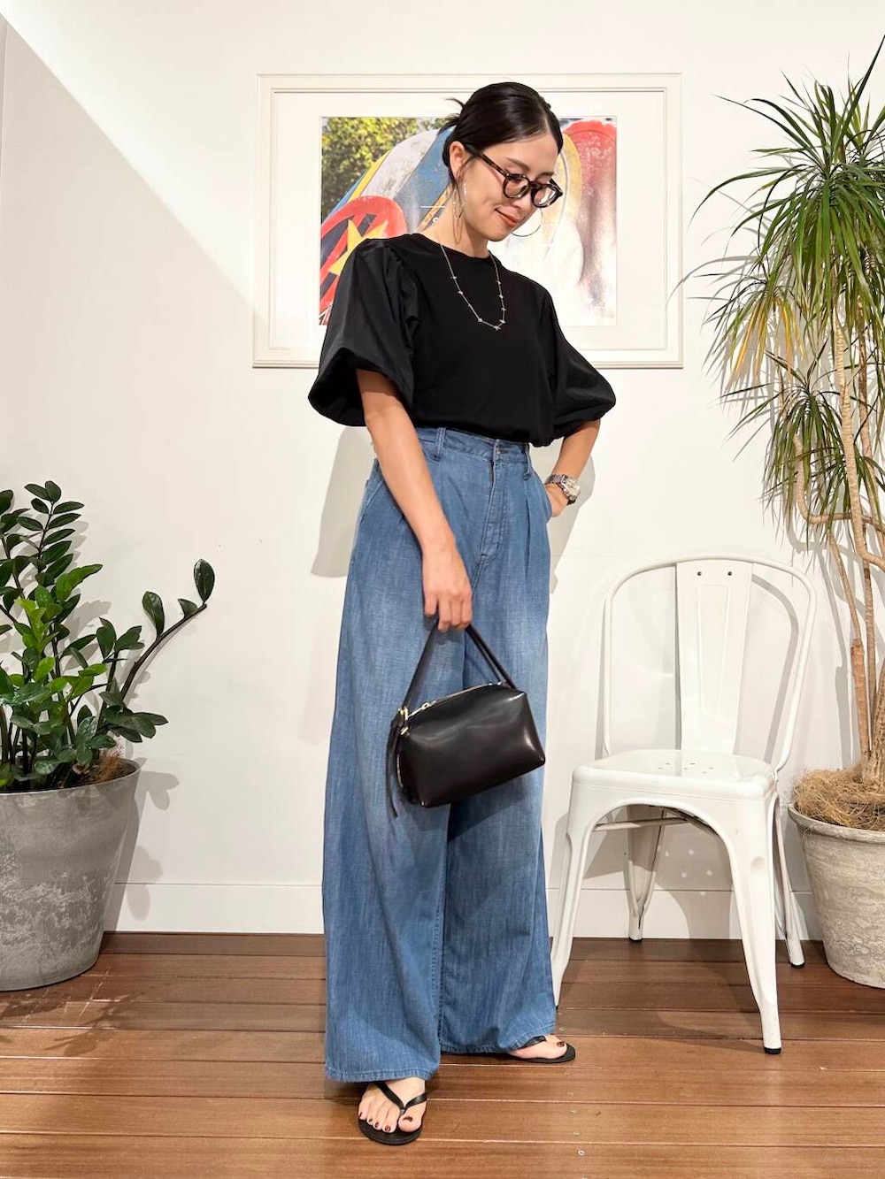 「デニム、ママコーデ、アラフォーコーデ、30代、40代、旅行コーデ、アラフォー、骨格ナチュラル、暑い、ナチュラル×高身長、夏の快適通勤コーデ、ナチュラル×きれいめ」｜「VIOLAd'OROのVIOLAd’ORO　VOGUE V-1566（ハンドバッグ、ブラック系）」を使った、横内さん（レディース・164cm）の夏コーディネートの5枚目の写真