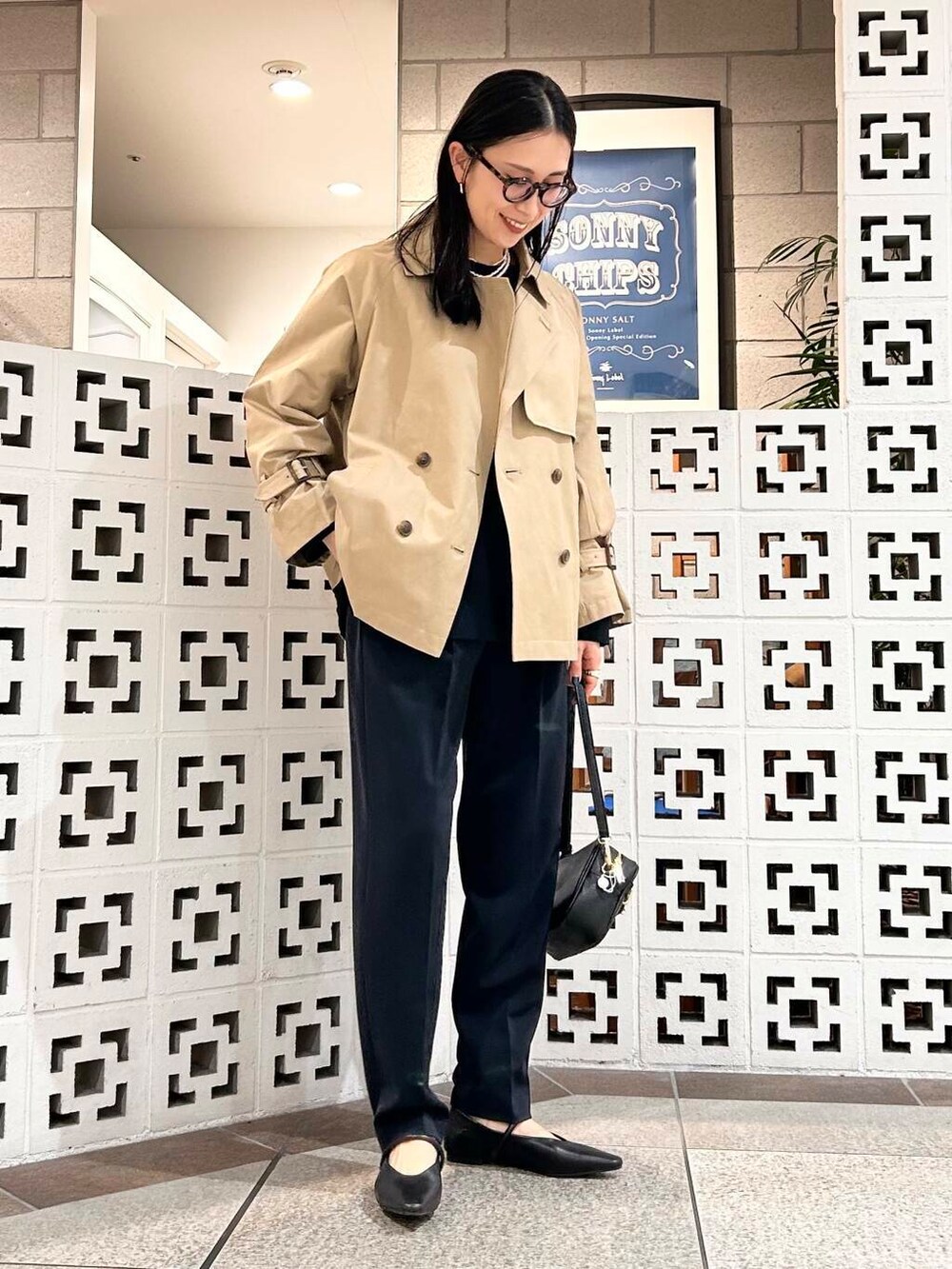 「シンプル、大人カジュアル、ママコーデ、セレモニースタイル、アラフォーコーデ、楽ちん、30代コーデ、高身長、アラフォー、イエベ、骨格ナチュラル、ママの体型カバー_骨盤、ママの体型カバー、ナチュラル×イエベ春、春アウターコーデ」|「URBAN RESEARCH DOORSのペプラムトップスセットアップ(セットアップ、ブルー系)」を使った、横内さん(レディース・164cm)の春コーディネートの7枚目の写真