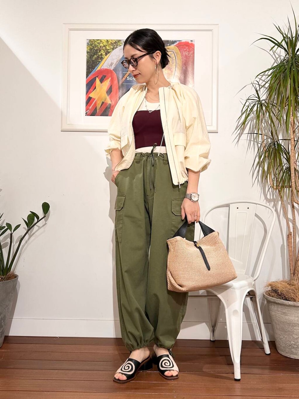 「シンプル、大人カジュアル、ママコーデ、アラフォーコーデ、楽ちん、30代コーデ、高身長、アラフォー、イエベ、骨格ナチュラル、ママの体型カバー_骨盤、ママの体型カバー、イエベ×骨格ナチュラル、春のジャケットコーデ」|「URBAN RESEARCHのambiguous Stretch Bustier(チューブトップ、レッド系)」を使った、横内さん(レディース・164cm)の春コーディネートの5枚目の写真