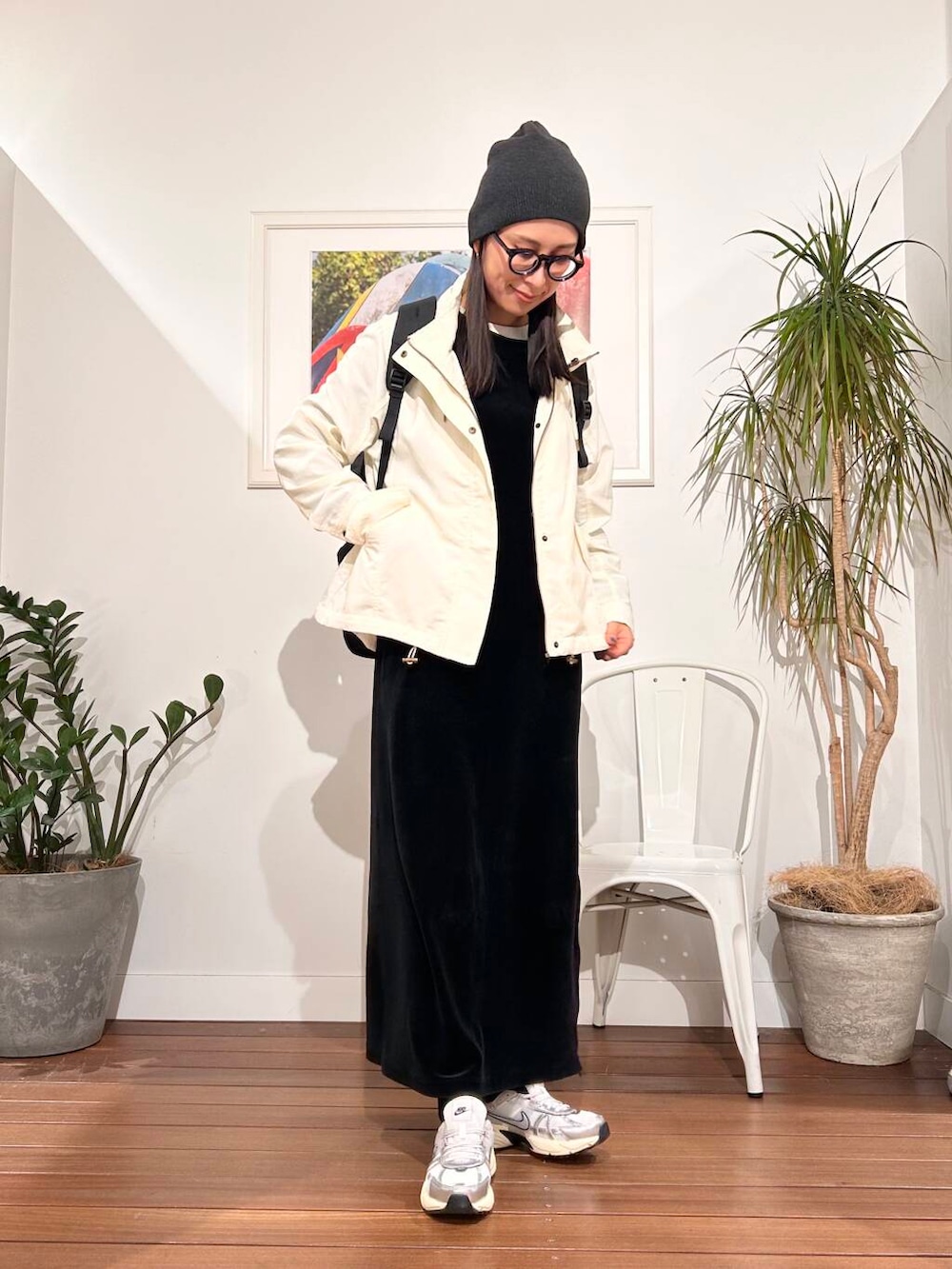 「シンプル、大人カジュアル、ママコーデ、アラフォーコーデ、楽ちん、30代コーデ、高身長、アラフォー、イエベ、ママの体型カバー_骨盤、ママの体型カバー、春アウターコーデ、イエベ×骨格ナチュラル」｜「THE NORTH FACEのTHE NORTH FACE　Boulder Daypack（バックパック/リュック、ブラック系）」を使った、横内さん（レディース・164cm）の春コーディネートの3枚目の写真