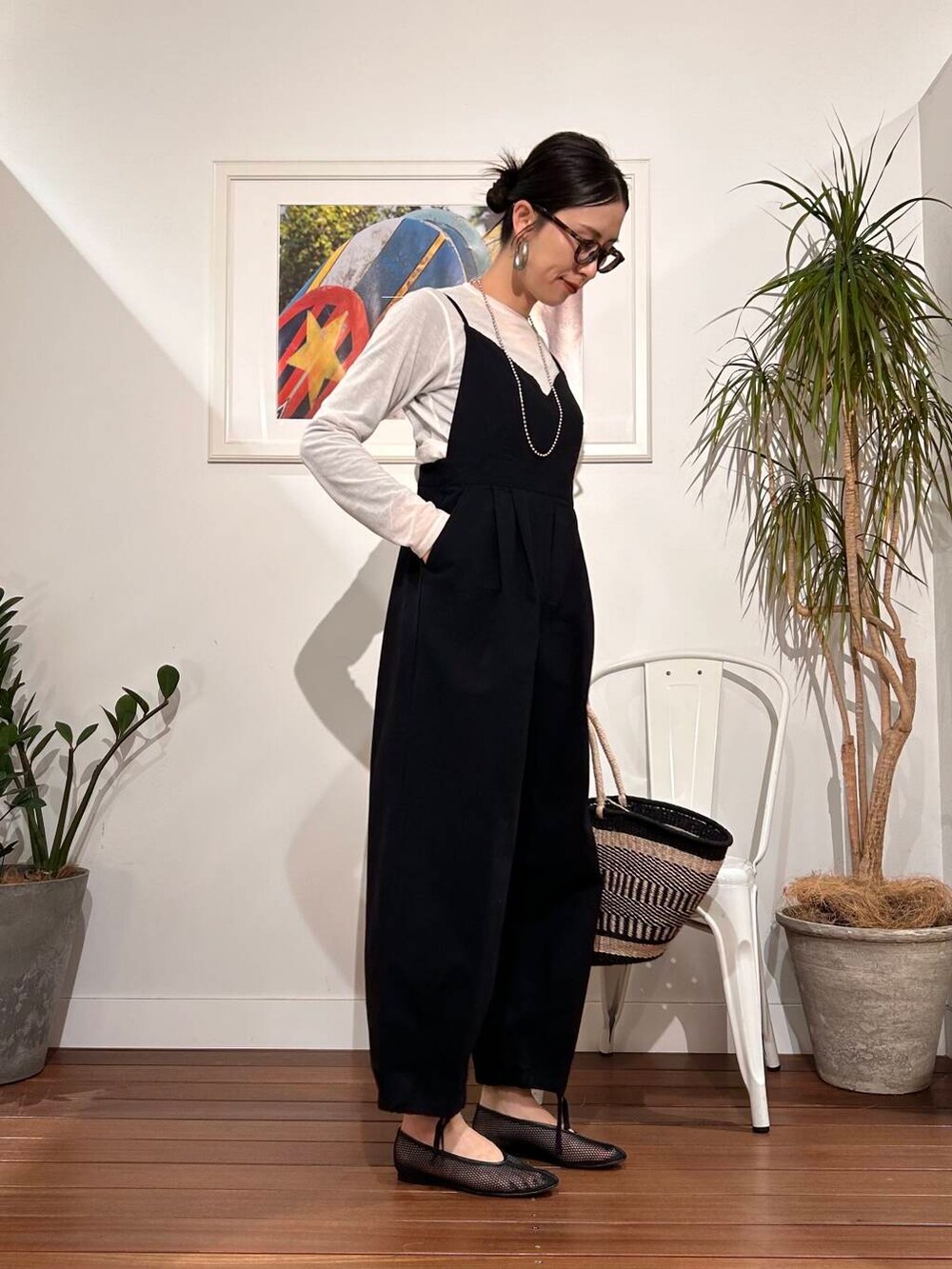「シンプル、大人カジュアル、ママコーデ、アラフォーコーデ、楽ちん、30代コーデ、高身長、アラフォー、イエベ、骨格ナチュラル、ママの体型カバー_骨盤、ママの体型カバー、スタッフのこれ買いました、イエベ×骨格ナチュラル」｜「REMMEのREMME　メッシュフラットシューズ（その他シューズ、ブラック系）」を使った、横内さん（レディース・164cm）の春コーディネートの4枚目の写真